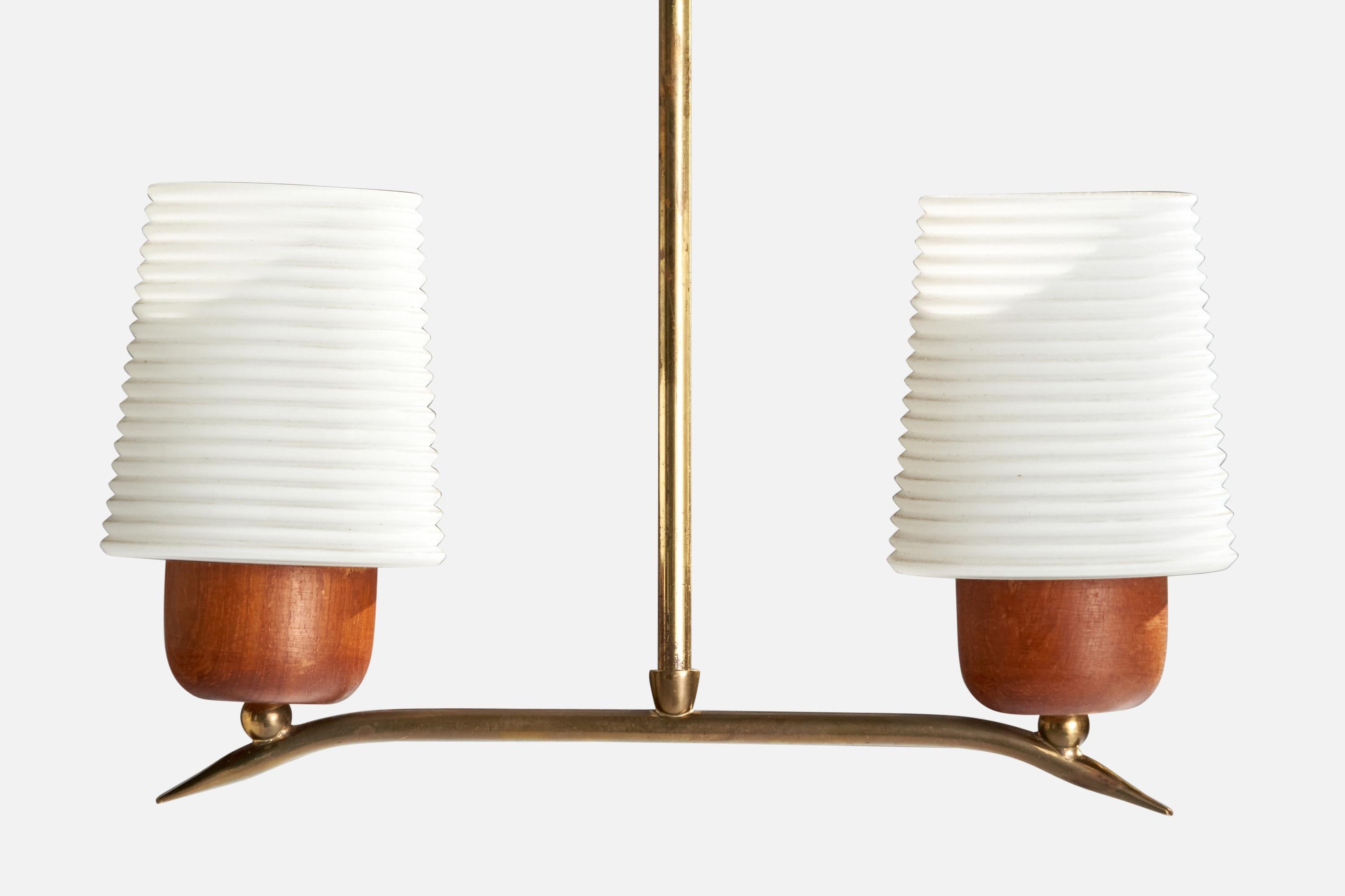 Lampadario di design svedese, ottone, teak, vetro, Svezia, anni '50 In condizioni buone in vendita a High Point, NC