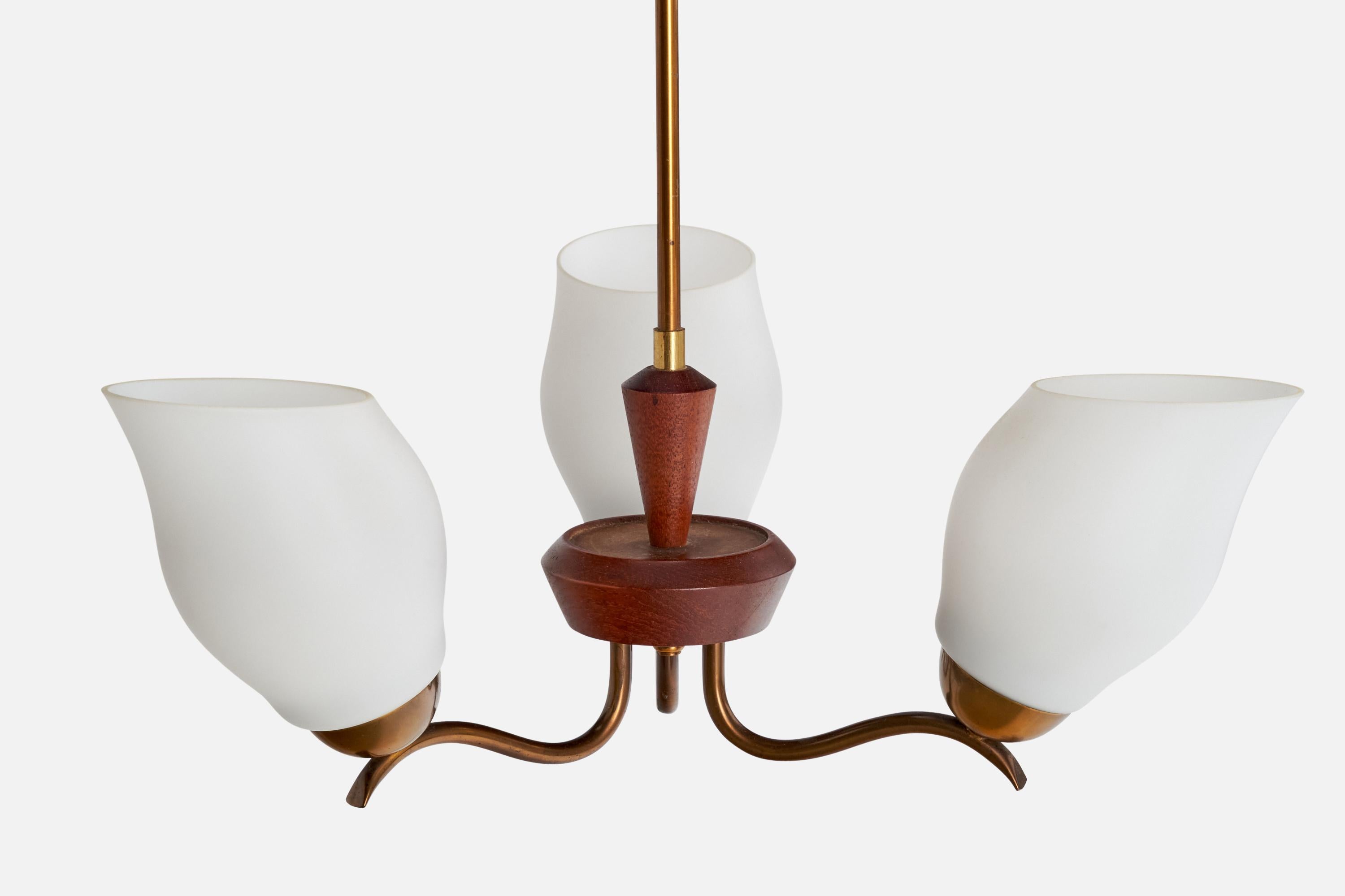Lustre de designer suédois, laiton, teck, verre, Suède, années 1950 Bon état - En vente à High Point, NC