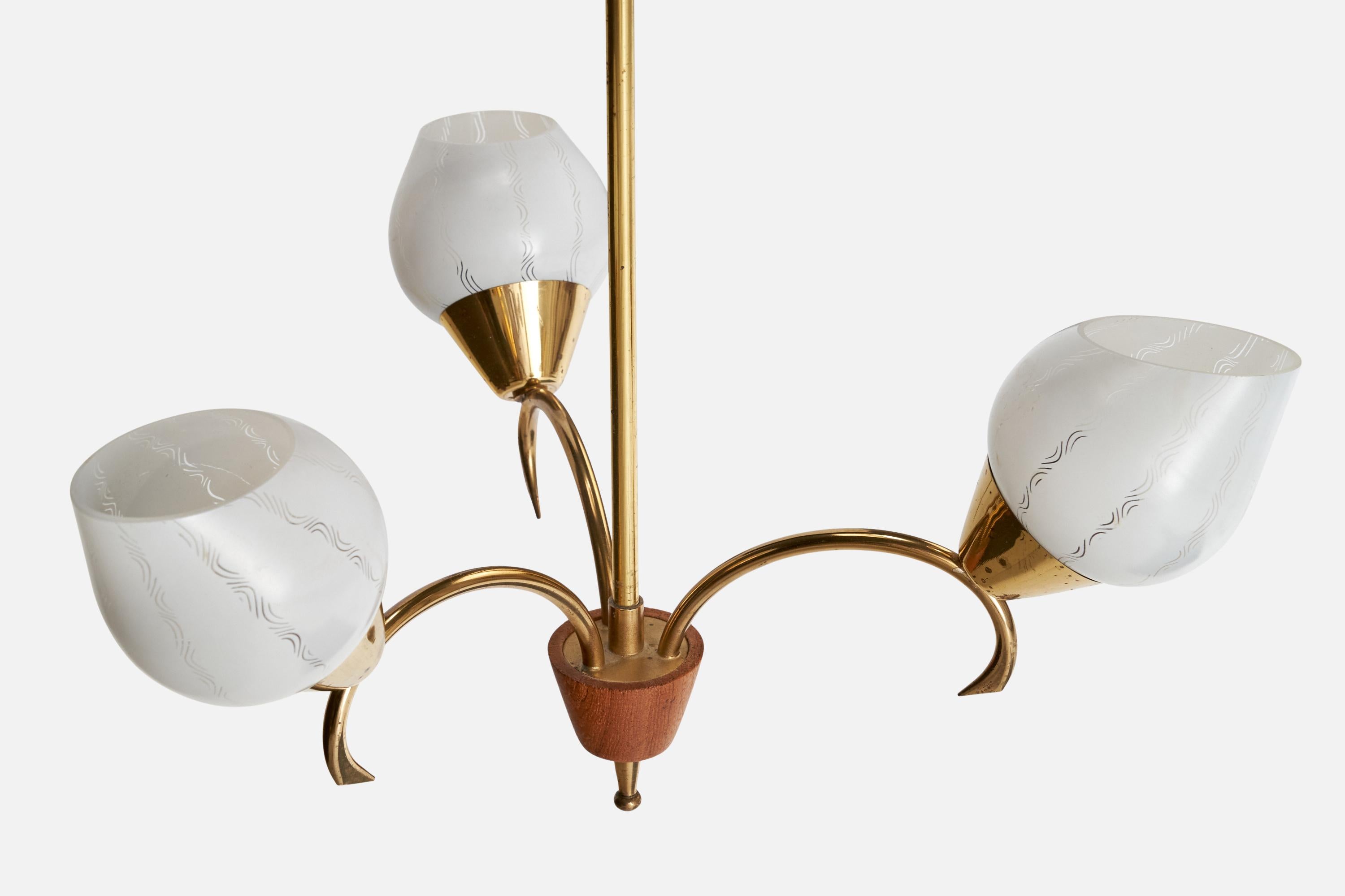 Milieu du XXe siècle Lustre de designer suédois, laiton, teck, verre, Suède, années 1950 en vente