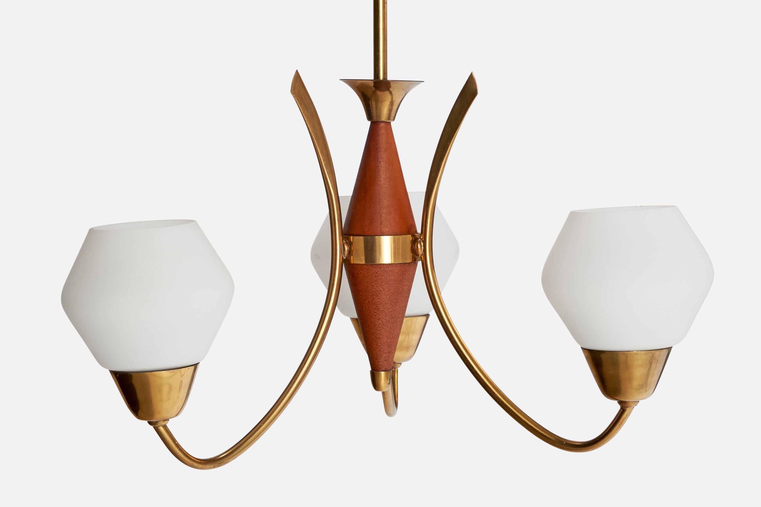 Lampadario di design svedese, ottone, teak, vetro, Svezia, anni '50 In condizioni buone in vendita a High Point, NC