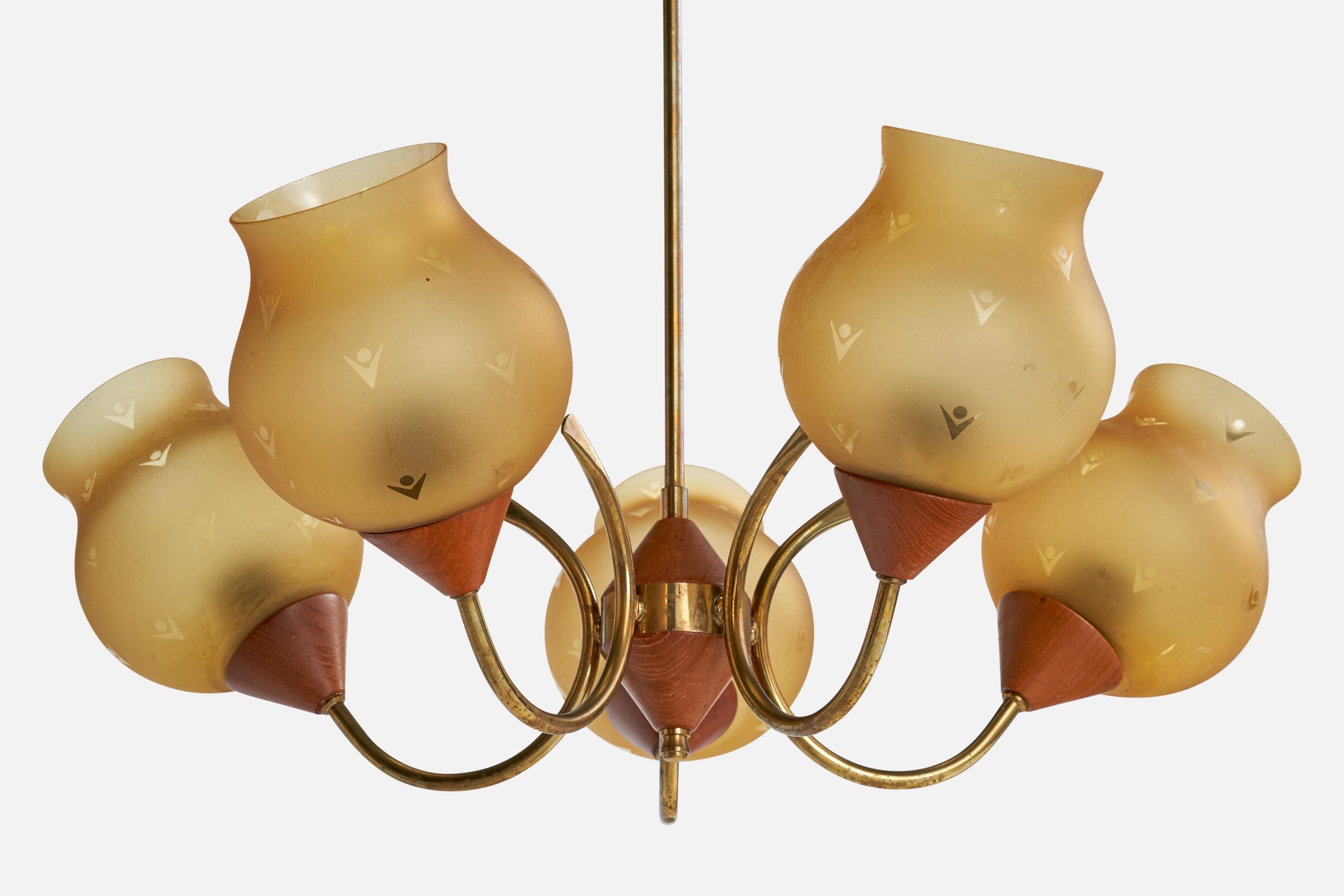 Lampadario di design svedese, ottone, teak, vetro, Svezia, anni '50 In condizioni buone in vendita a High Point, NC