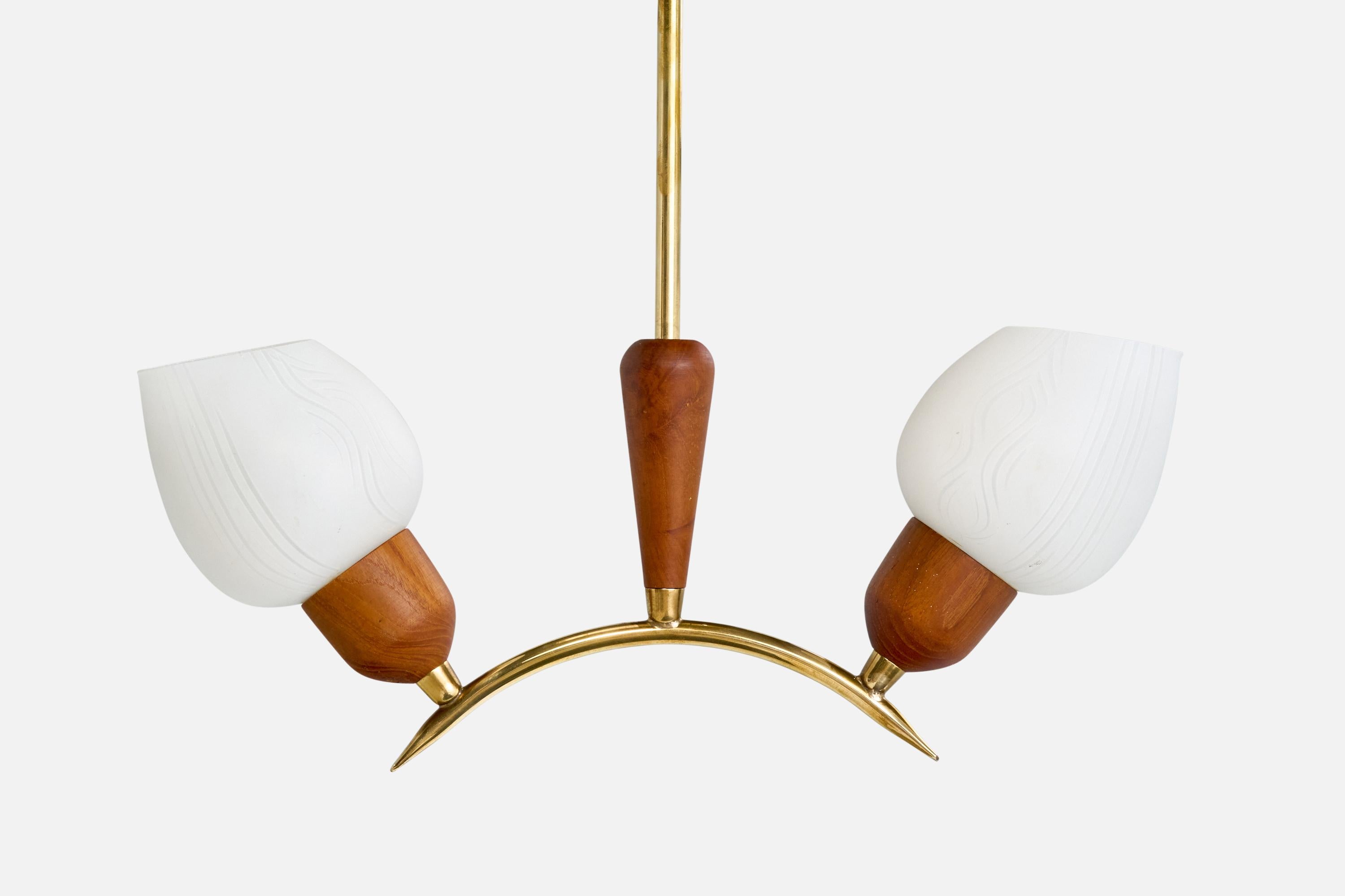 Milieu du XXe siècle Lustre de designer suédois, laiton, teck, verre, Suède, années 1950 en vente