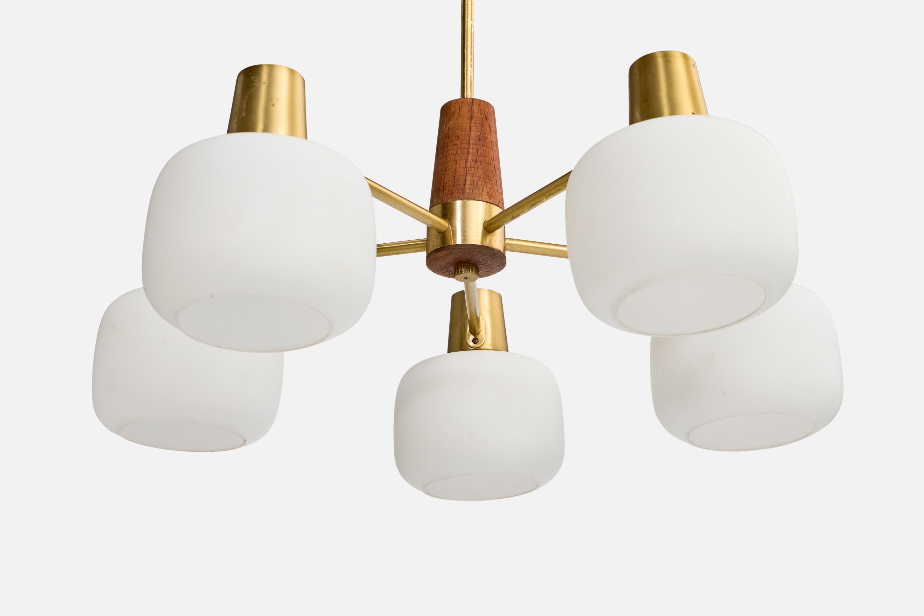 Lampadario di design svedese, ottone, teak, vetro, Svezia, anni '50 In condizioni buone in vendita a High Point, NC
