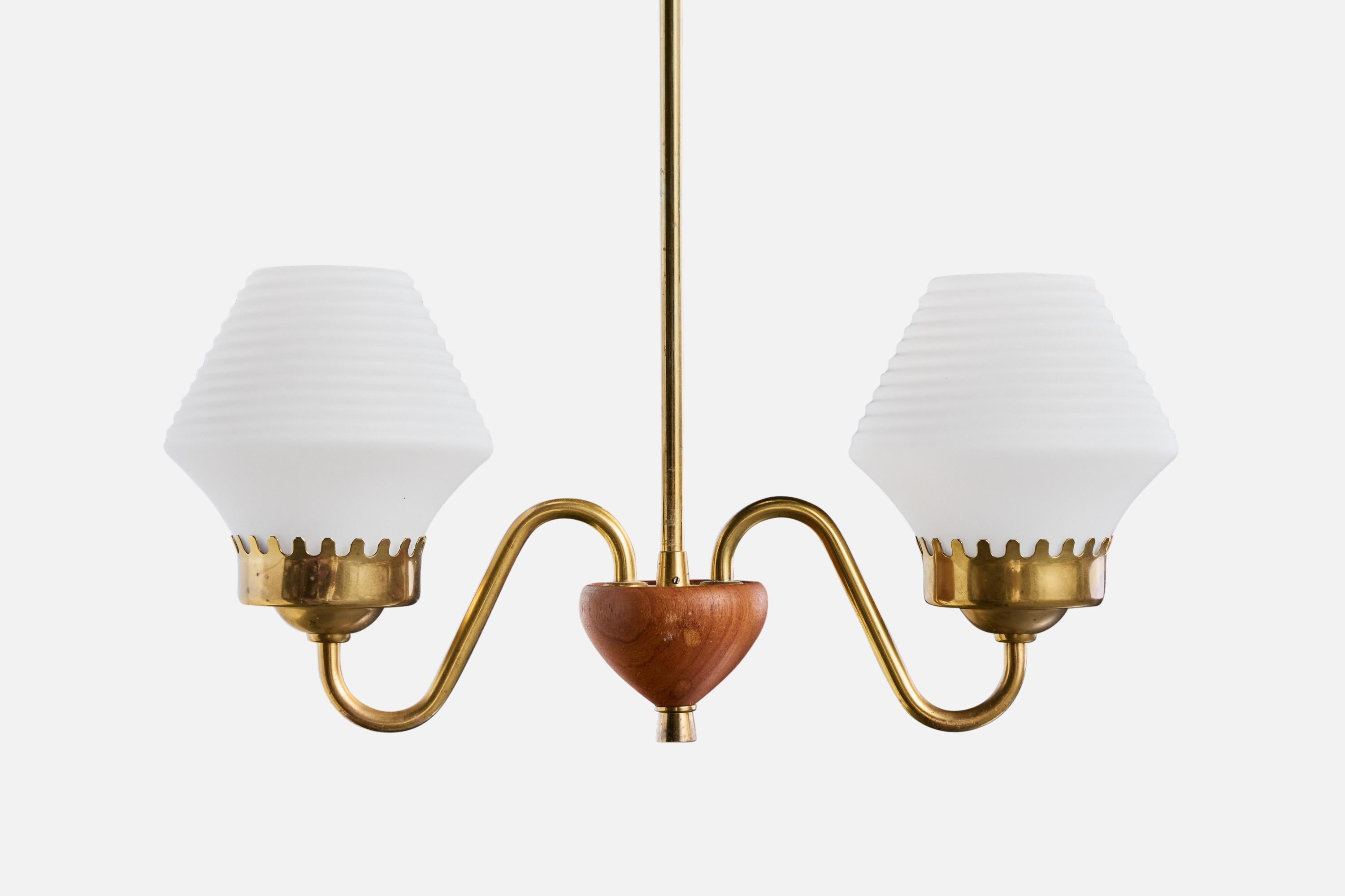 Schwedischer Designer, Kronleuchter, Messing, Teakholz, Glas, Schweden, 1950er Jahre (Mitte des 20. Jahrhunderts) im Angebot