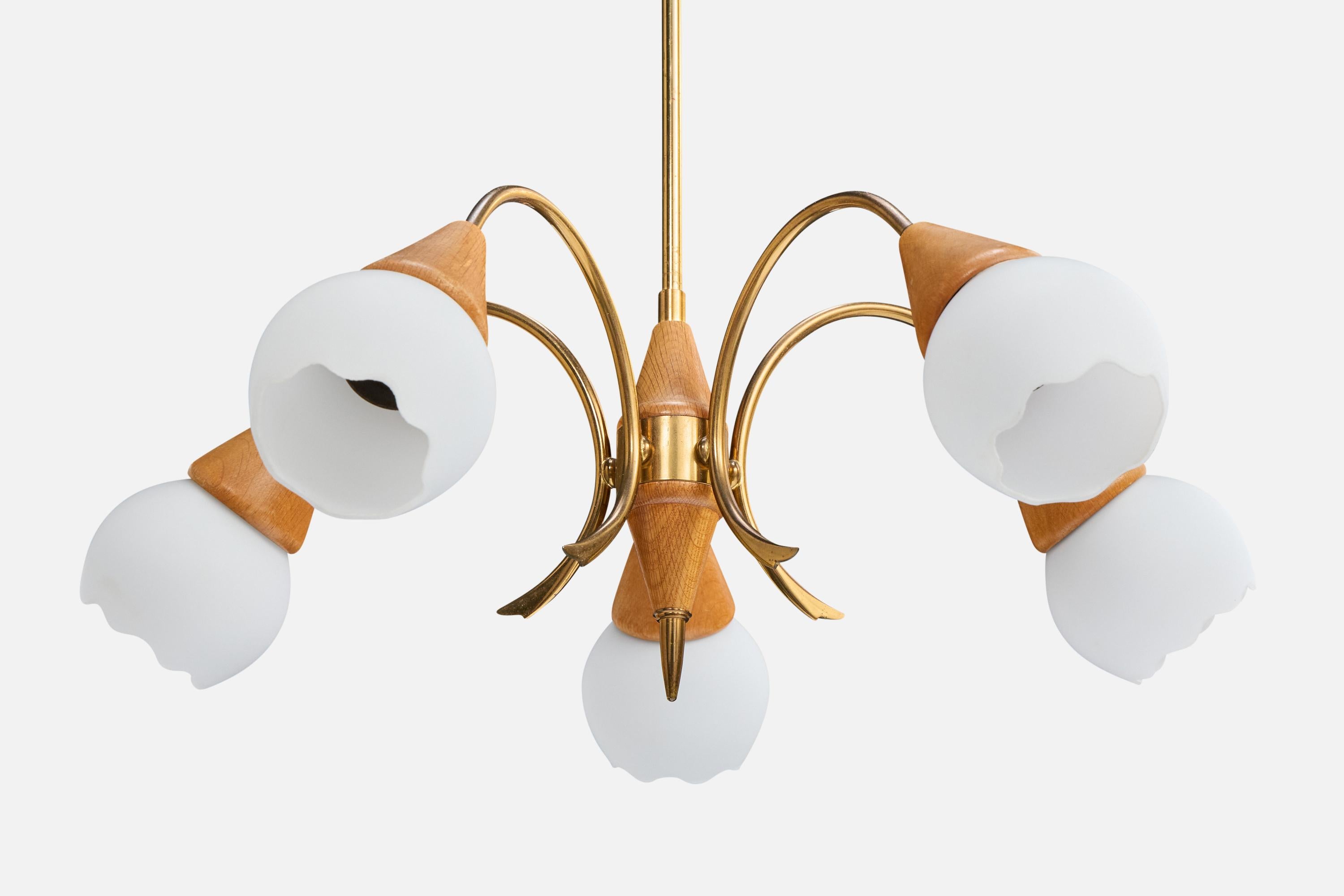 Lustre de designer suédois, laiton, teck, verre, Suède, années 1950 Bon état - En vente à High Point, NC