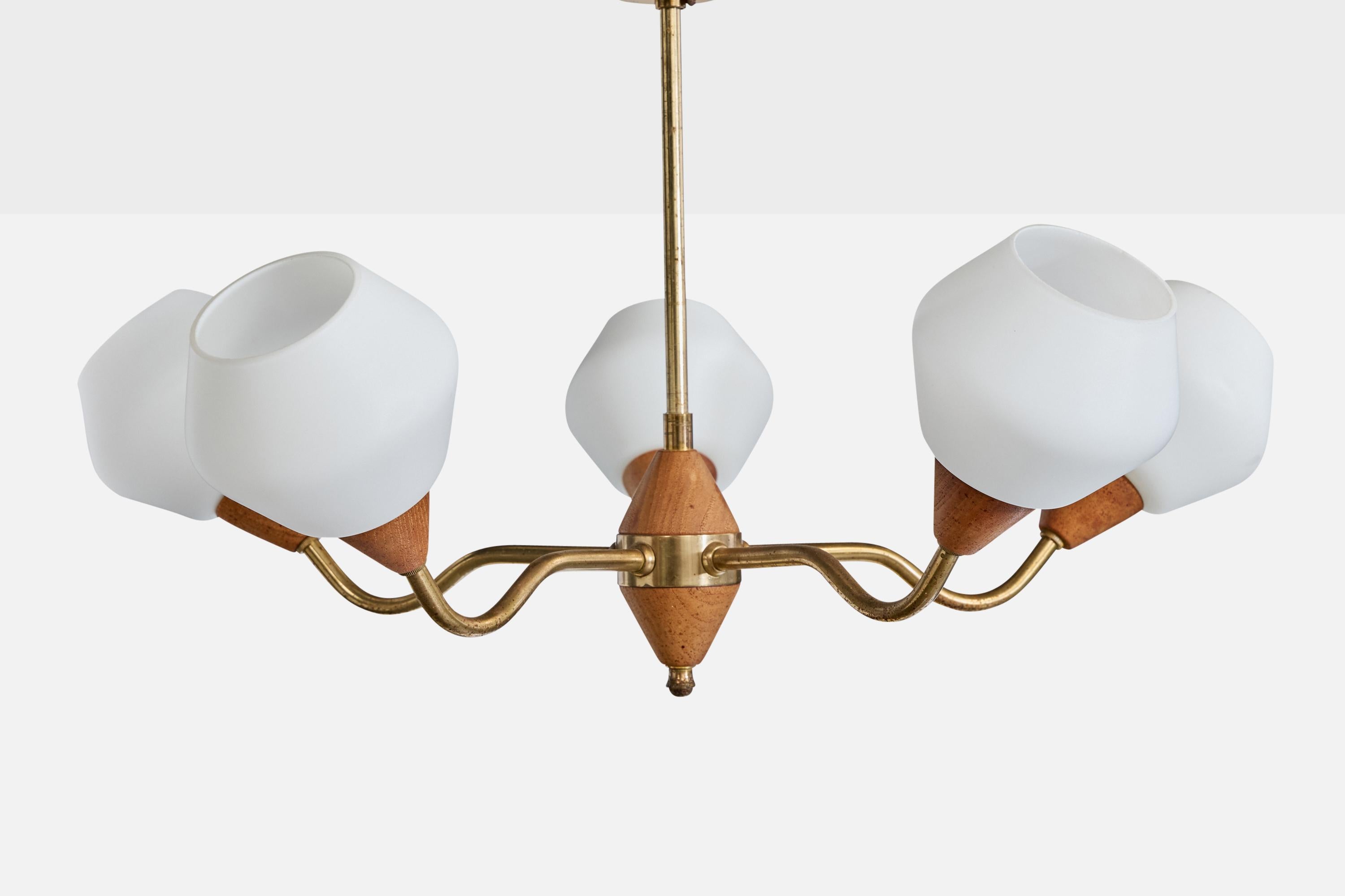 Lustre de designer suédois, laiton, teck, verre, Suède, années 1950 Bon état - En vente à High Point, NC