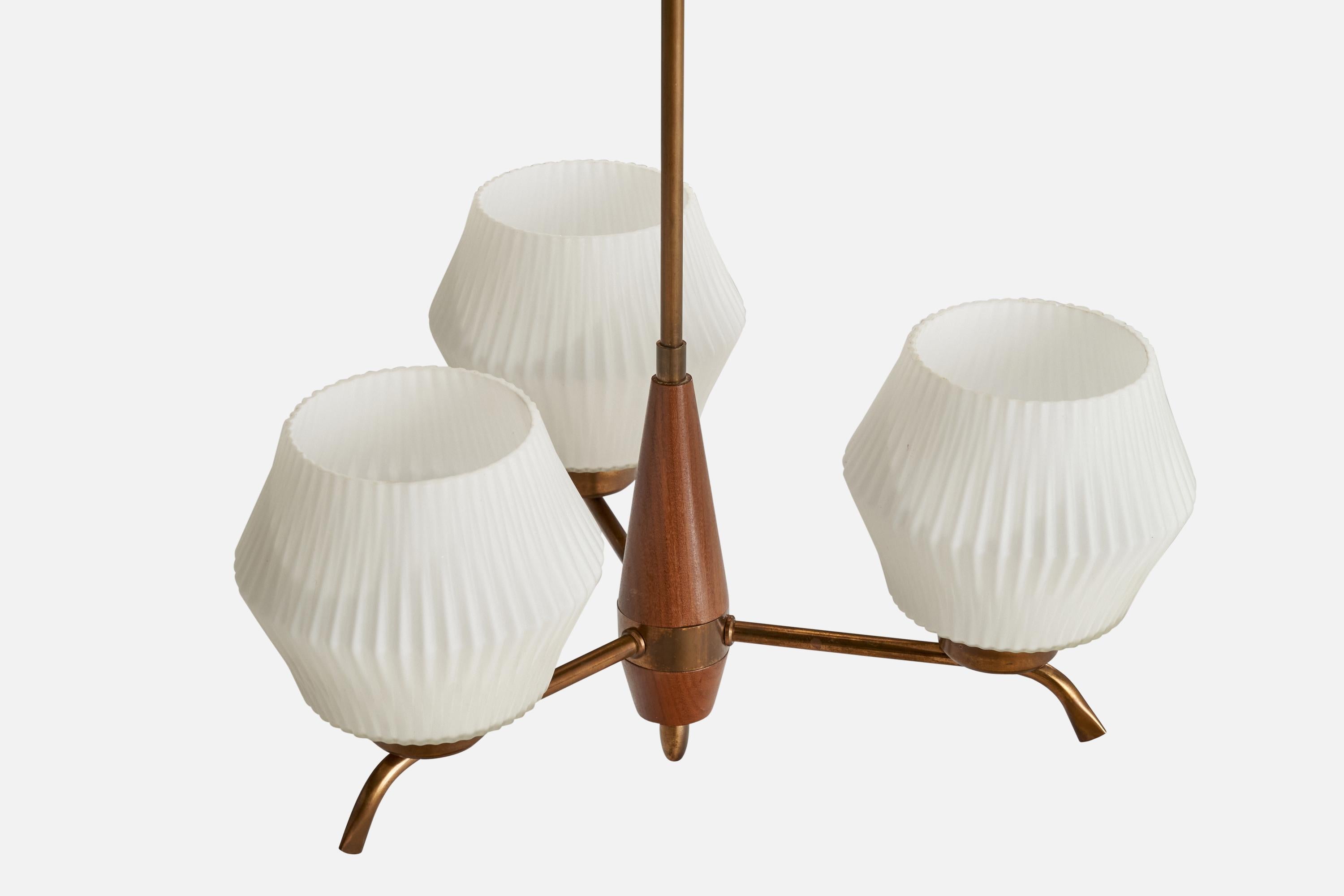 Metà XX secolo Lampadario di design svedese, ottone, teak, vetro, Svezia, anni '50 in vendita