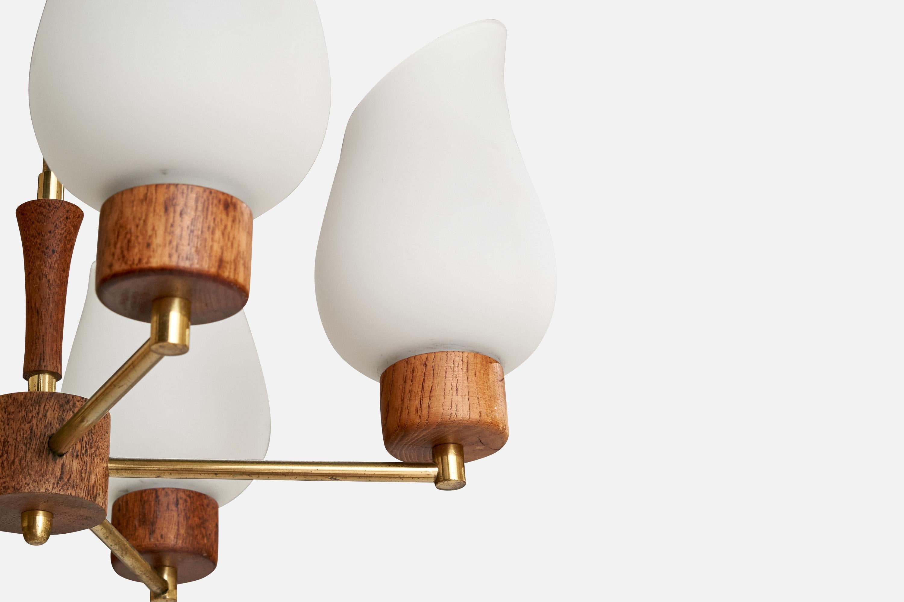 Milieu du XXe siècle Lustre de designer suédois, laiton, teck, verre, Suède, années 1950 en vente