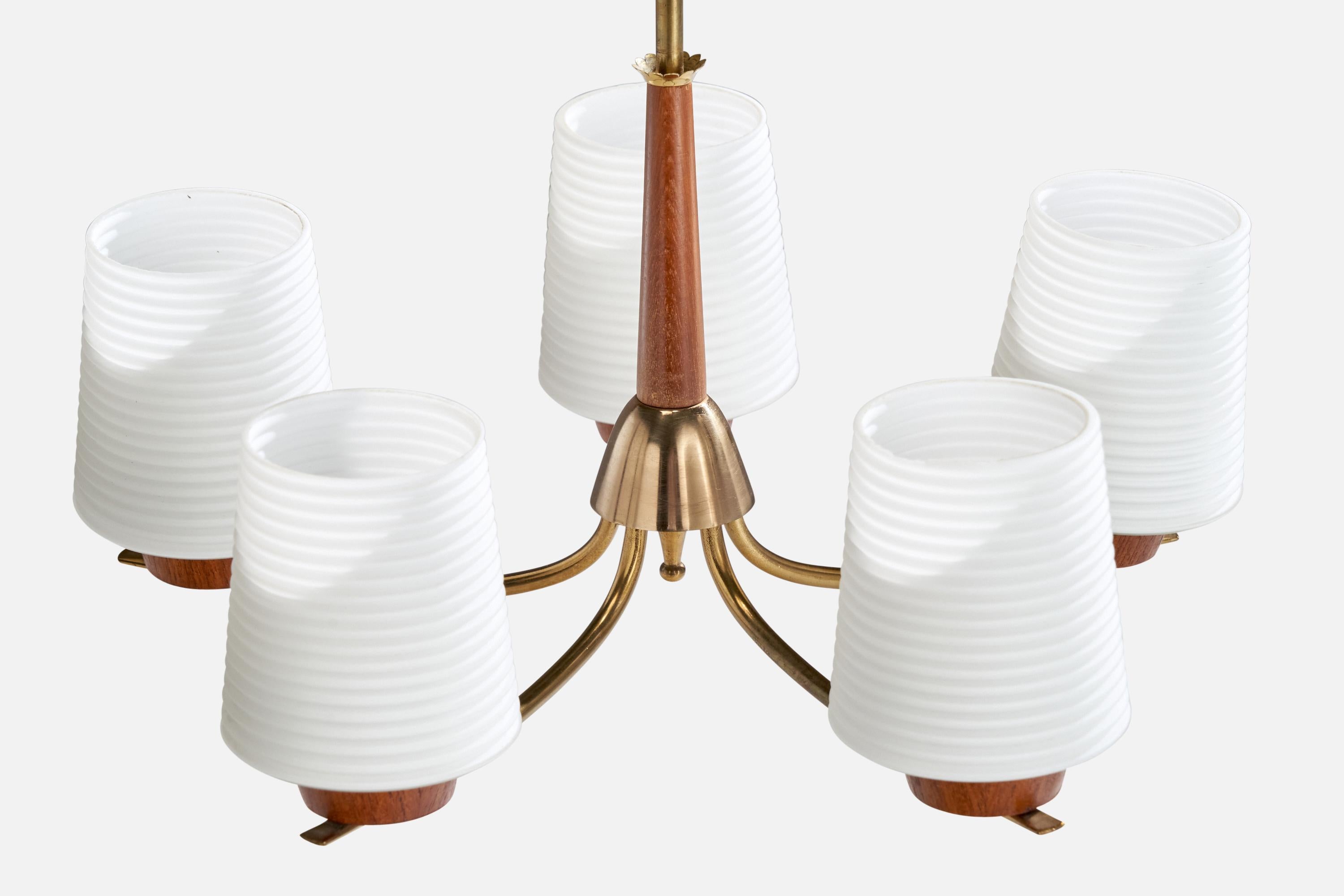 Milieu du XXe siècle Lustre de designer suédois, laiton, teck, verre, Suède, années 1950 en vente