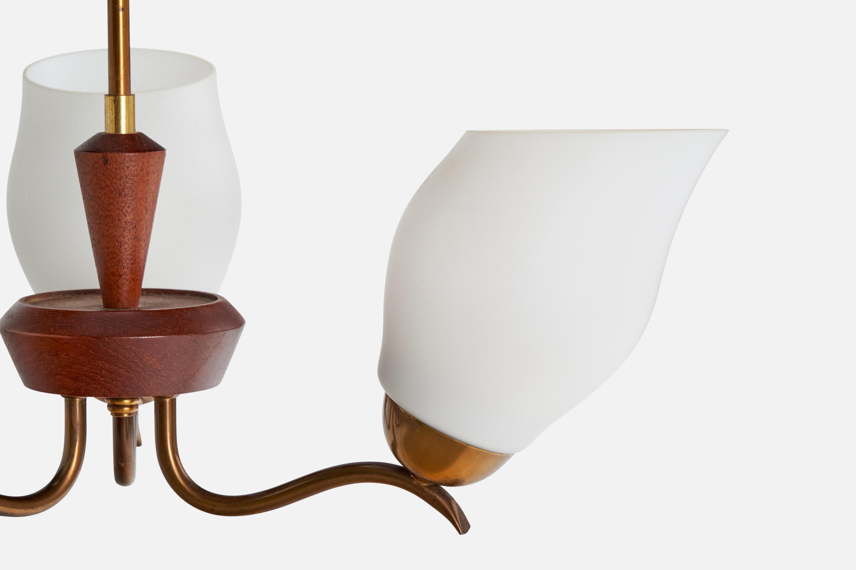 Milieu du XXe siècle Lustre de designer suédois, laiton, teck, verre, Suède, années 1950 en vente