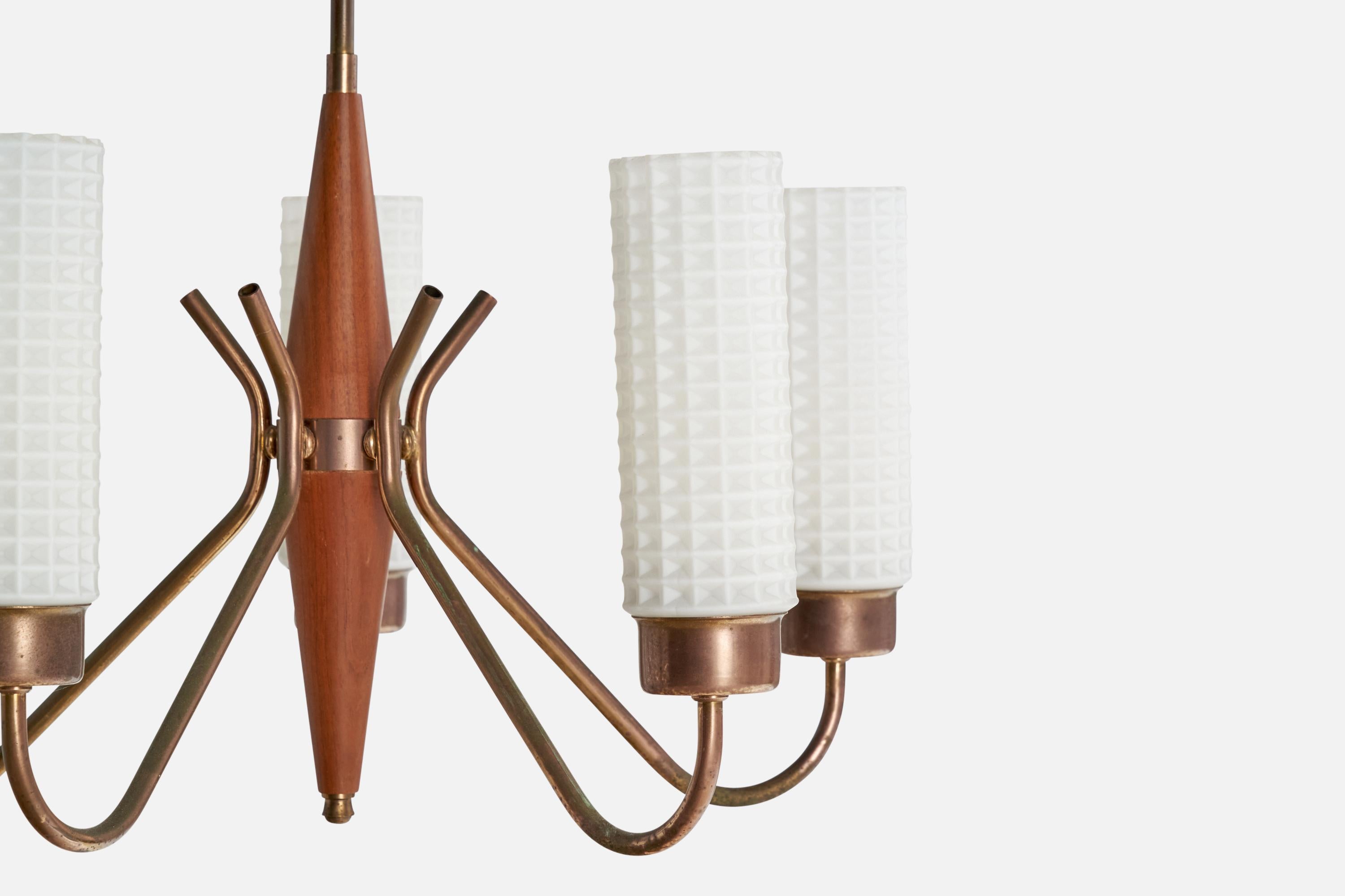 Milieu du XXe siècle Lustre de designer suédois, laiton, teck, verre, Suède, années 1950 en vente
