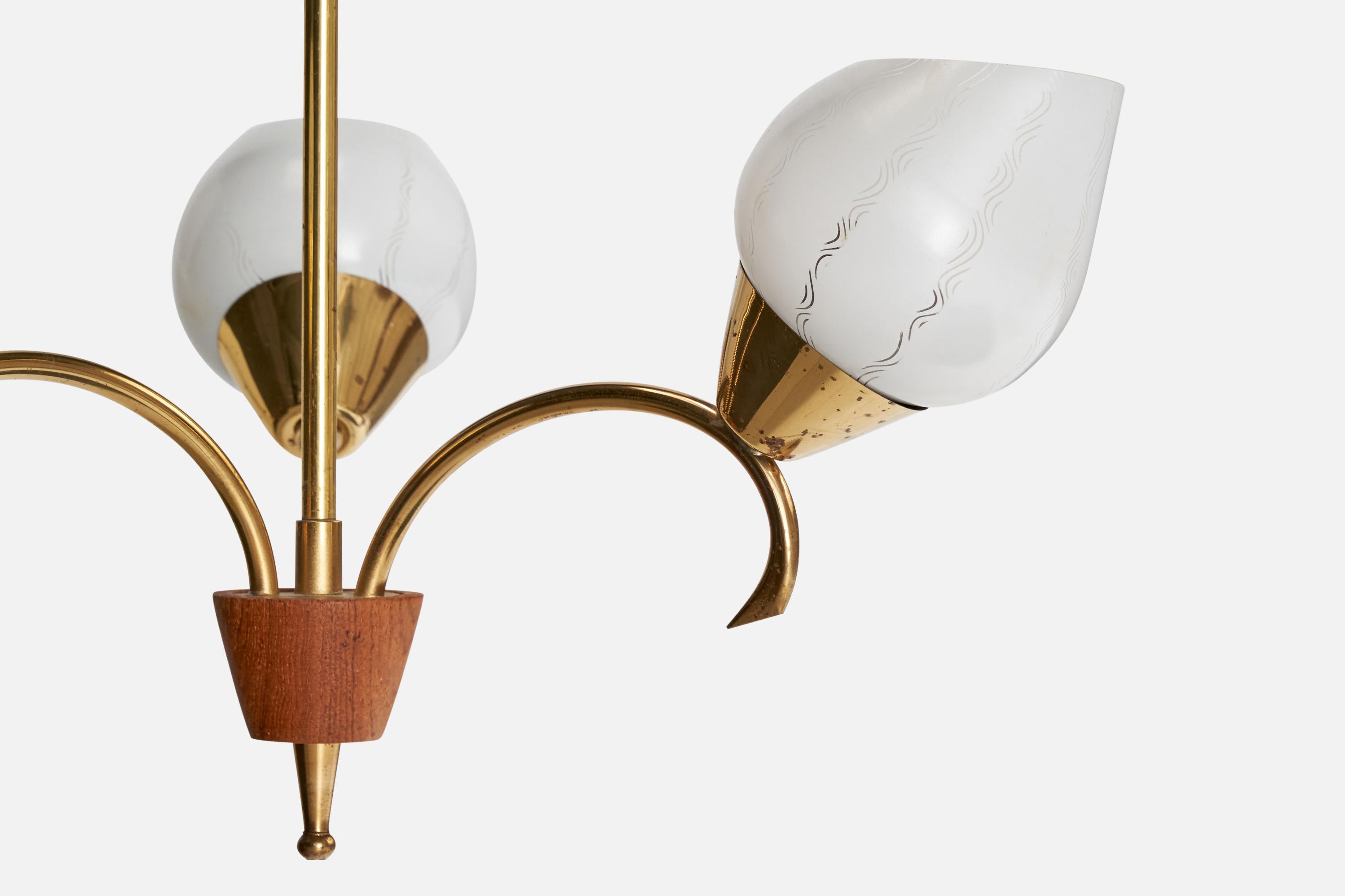 Laiton Lustre de designer suédois, laiton, teck, verre, Suède, années 1950 en vente