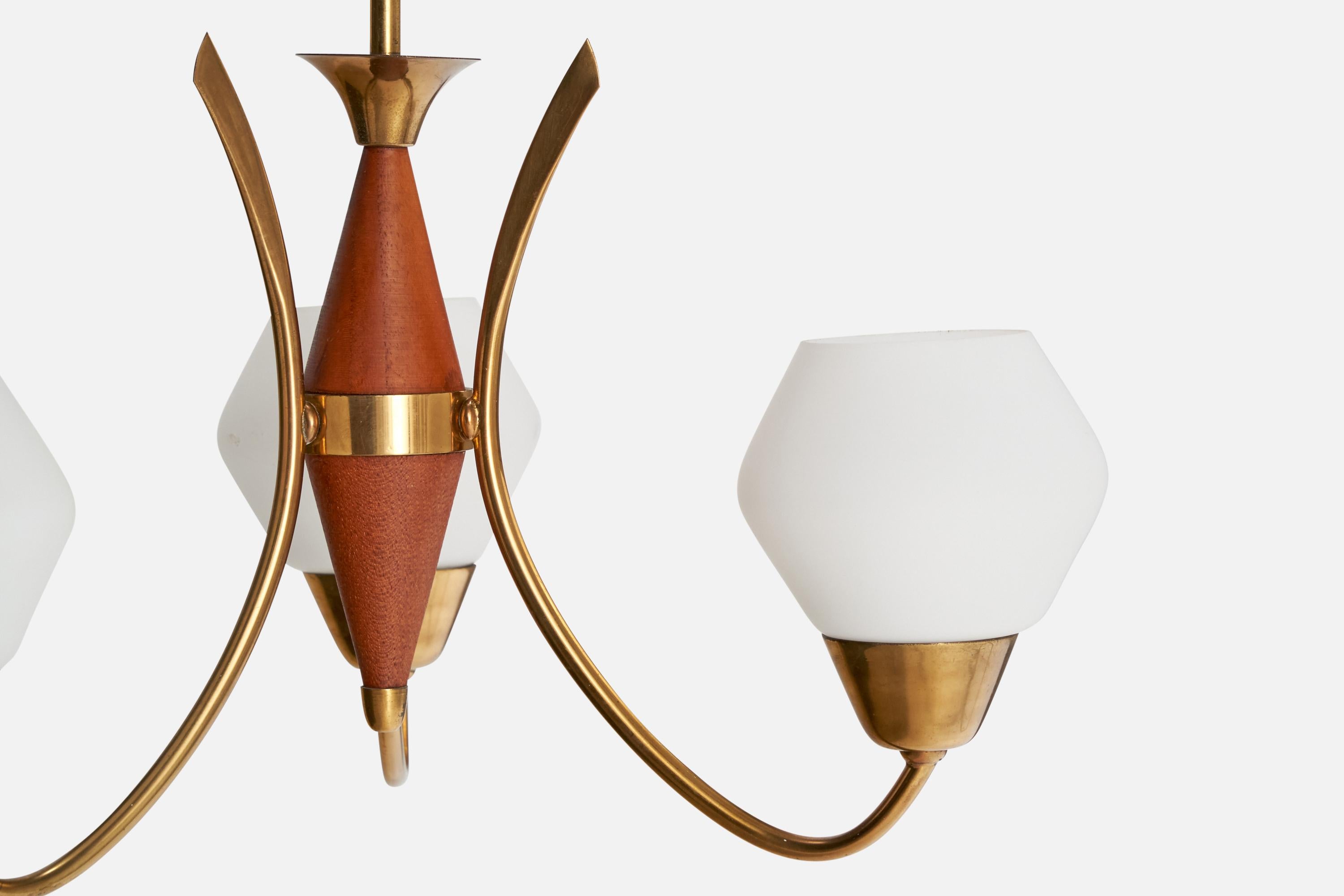 Metà XX secolo Lampadario di design svedese, ottone, teak, vetro, Svezia, anni '50 in vendita