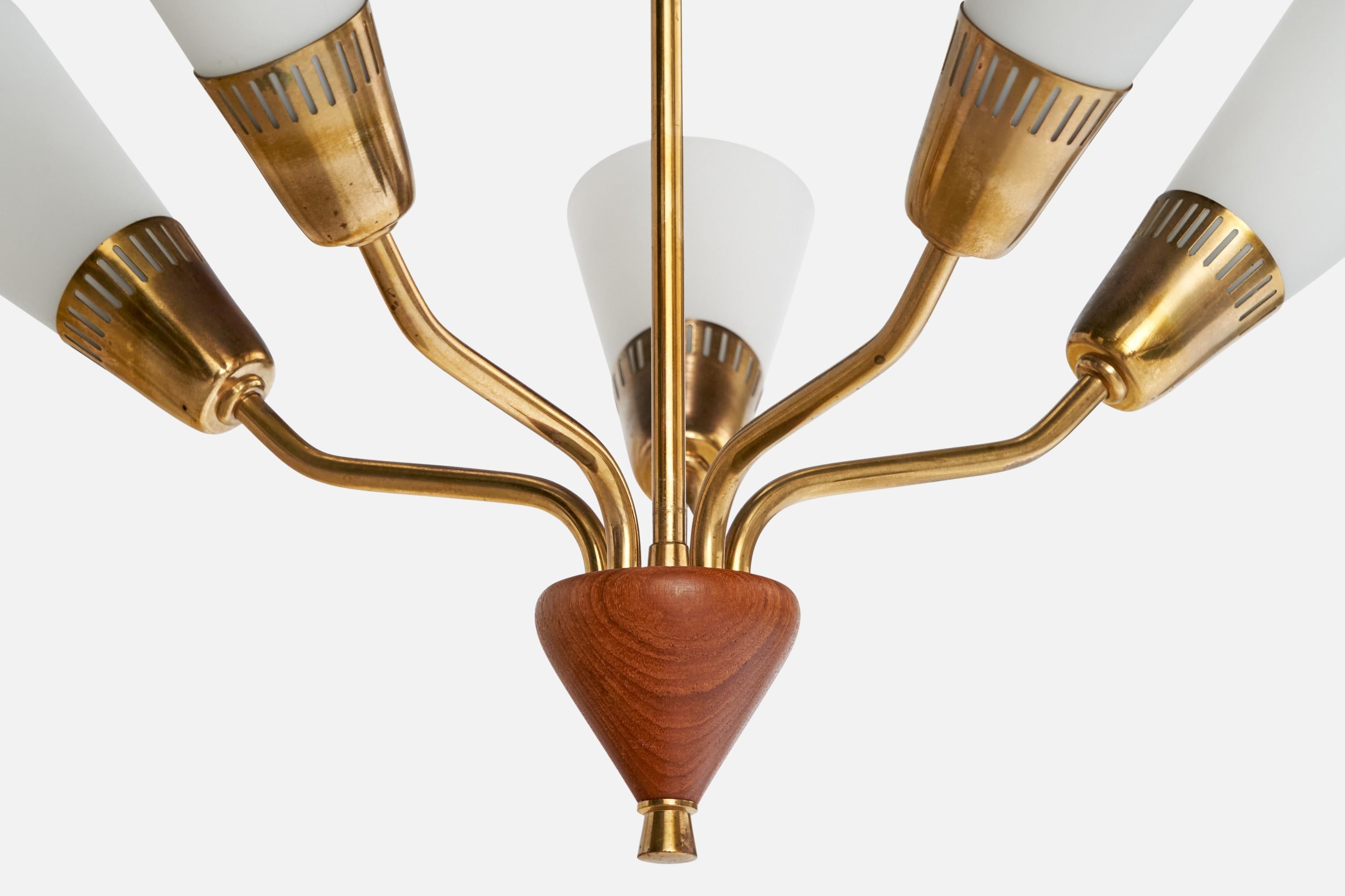 Milieu du XXe siècle Lustre de designer suédois, laiton, teck, verre, Suède, années 1950 en vente