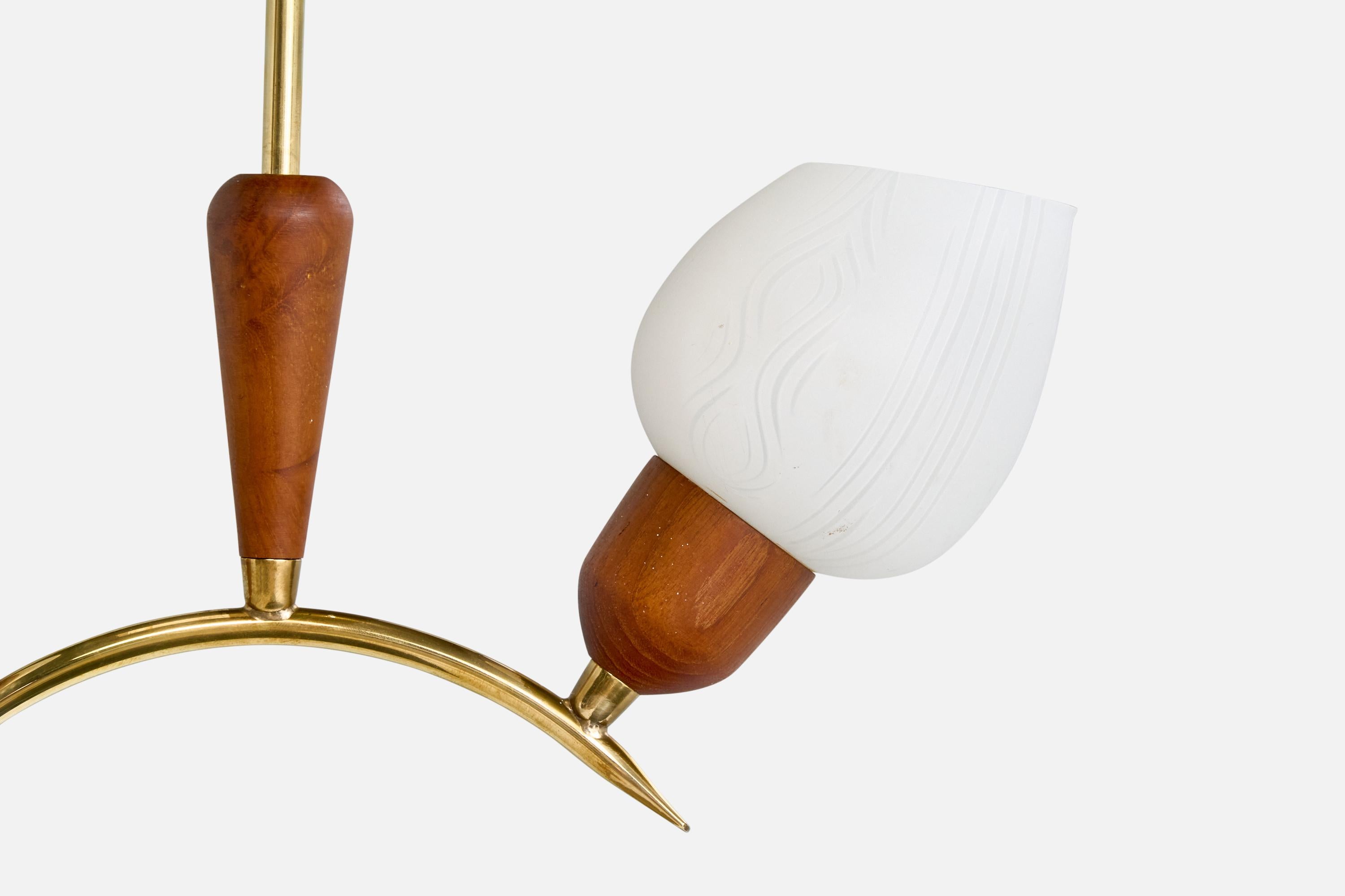 Laiton Lustre de designer suédois, laiton, teck, verre, Suède, années 1950 en vente
