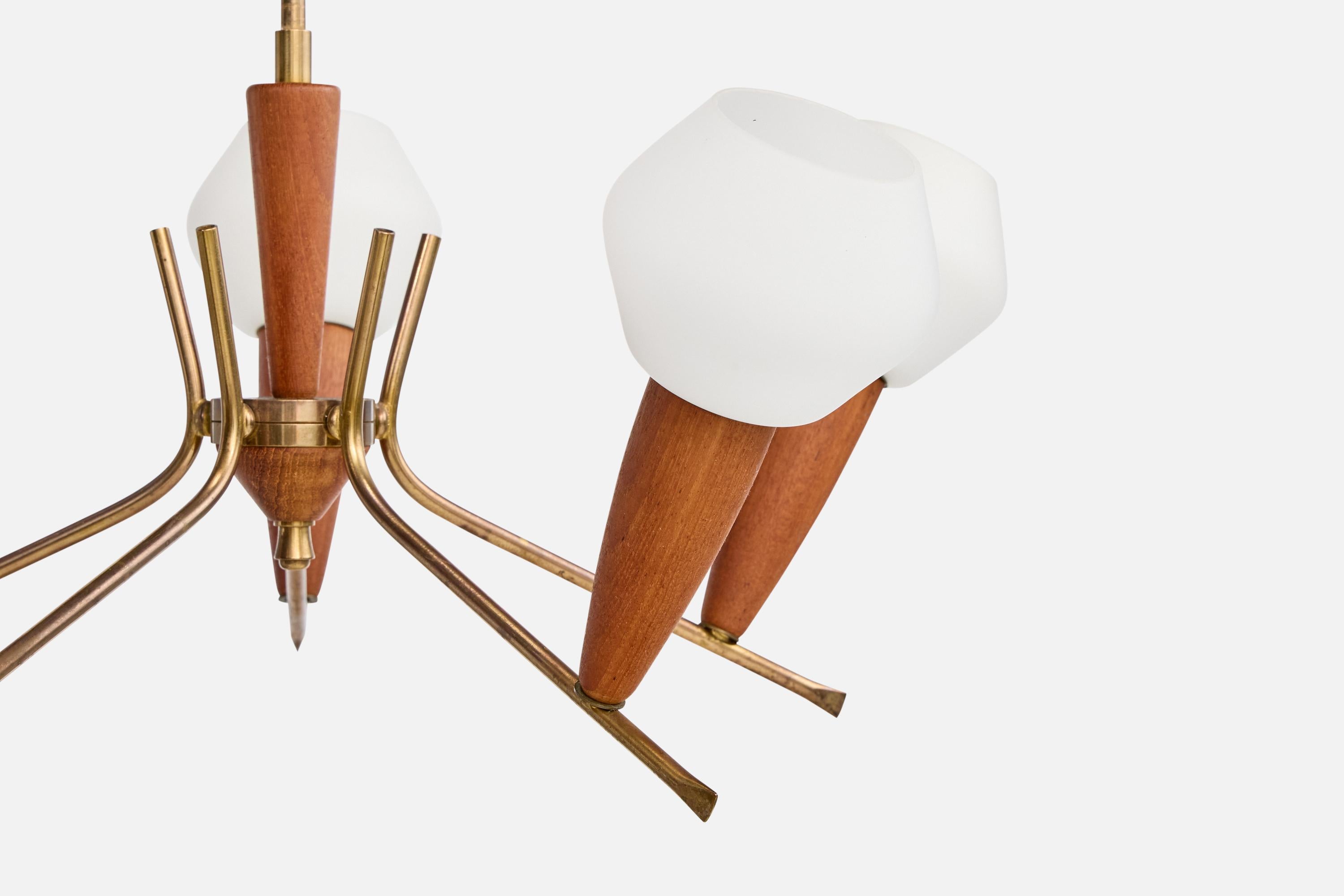 Milieu du XXe siècle Lustre de designer suédois, laiton, teck, verre, Suède, années 1950 en vente