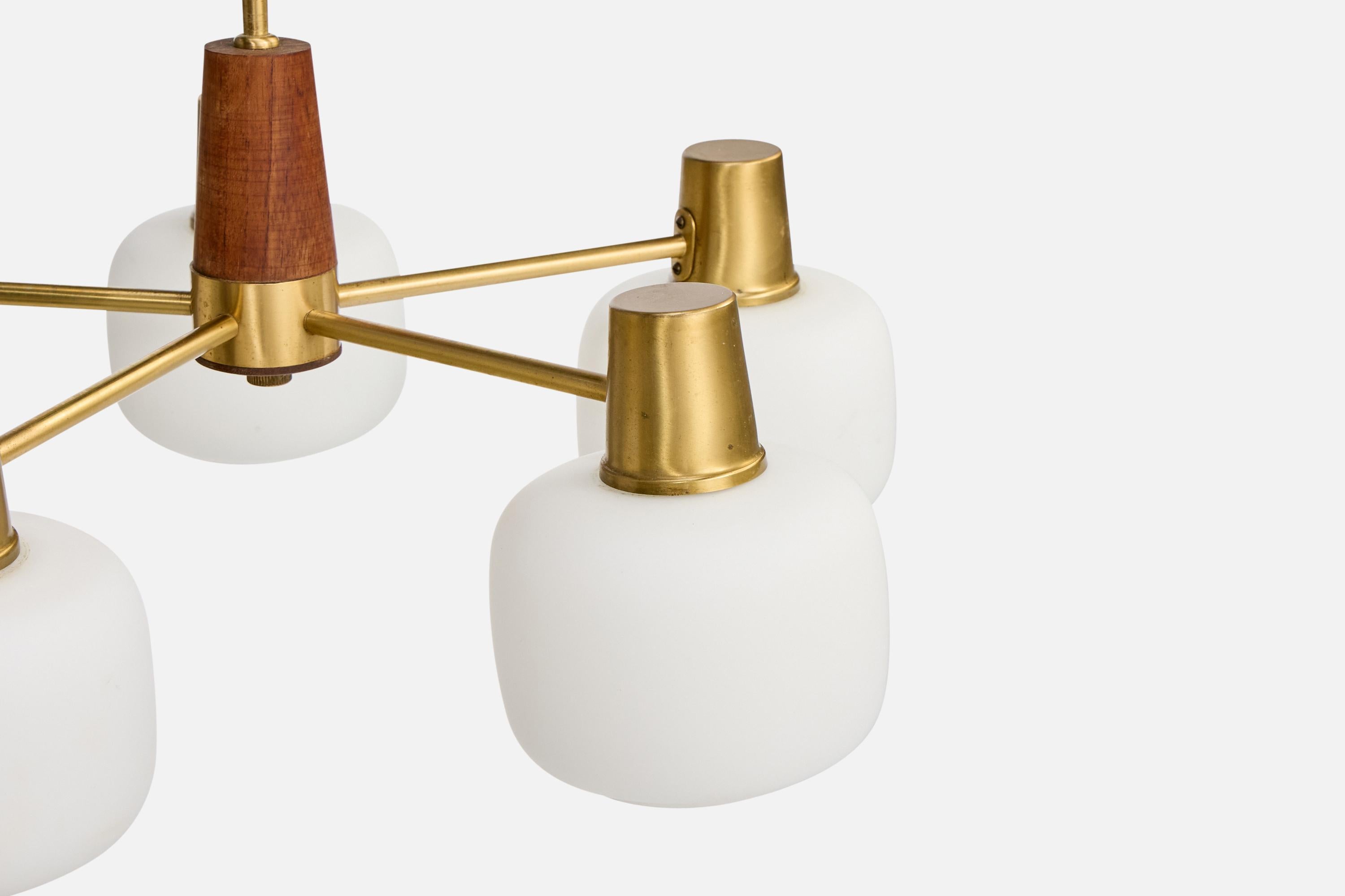 Metà XX secolo Lampadario di design svedese, ottone, teak, vetro, Svezia, anni '50 in vendita