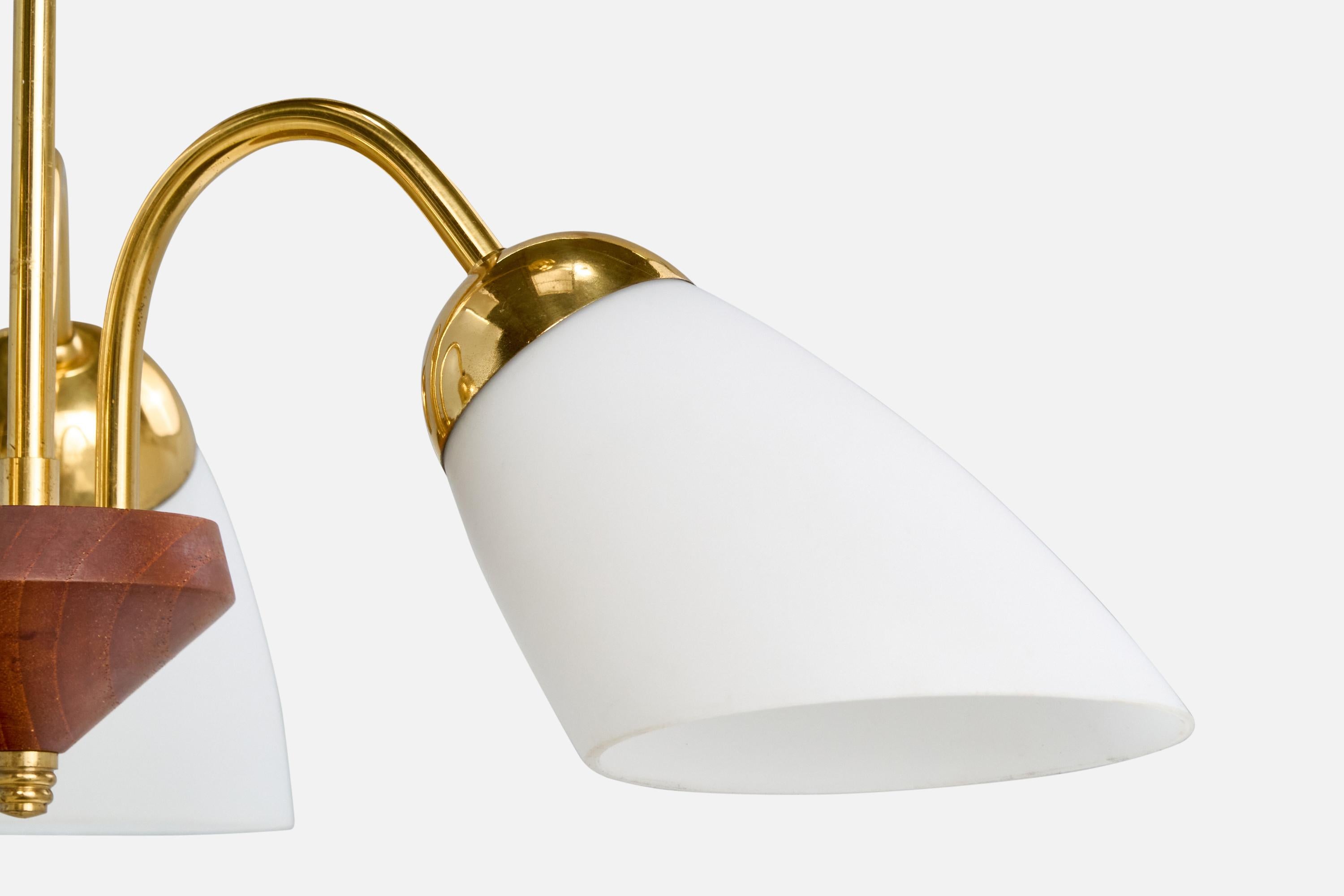 Milieu du XXe siècle Lustre de designer suédois, laiton, teck, verre, Suède, années 1950 en vente