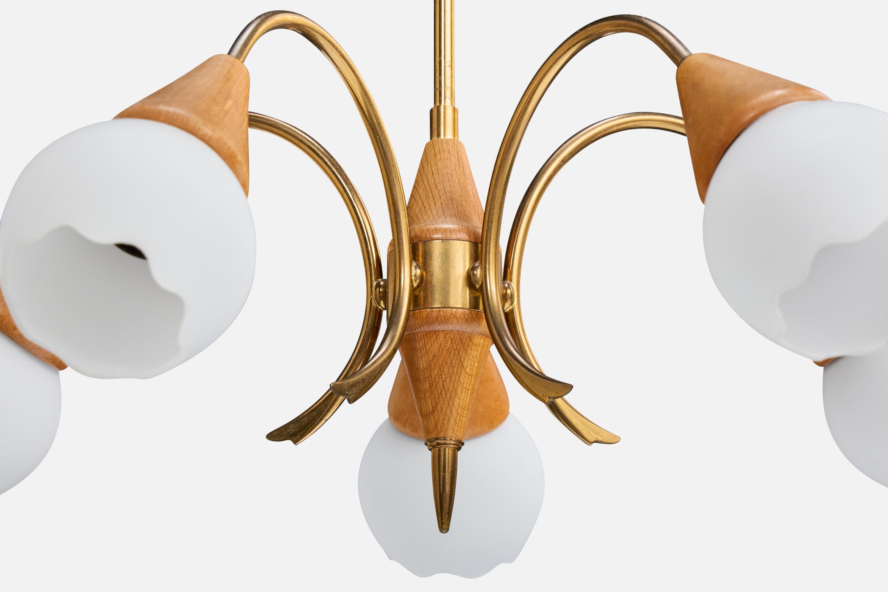 Milieu du XXe siècle Lustre de designer suédois, laiton, teck, verre, Suède, années 1950 en vente