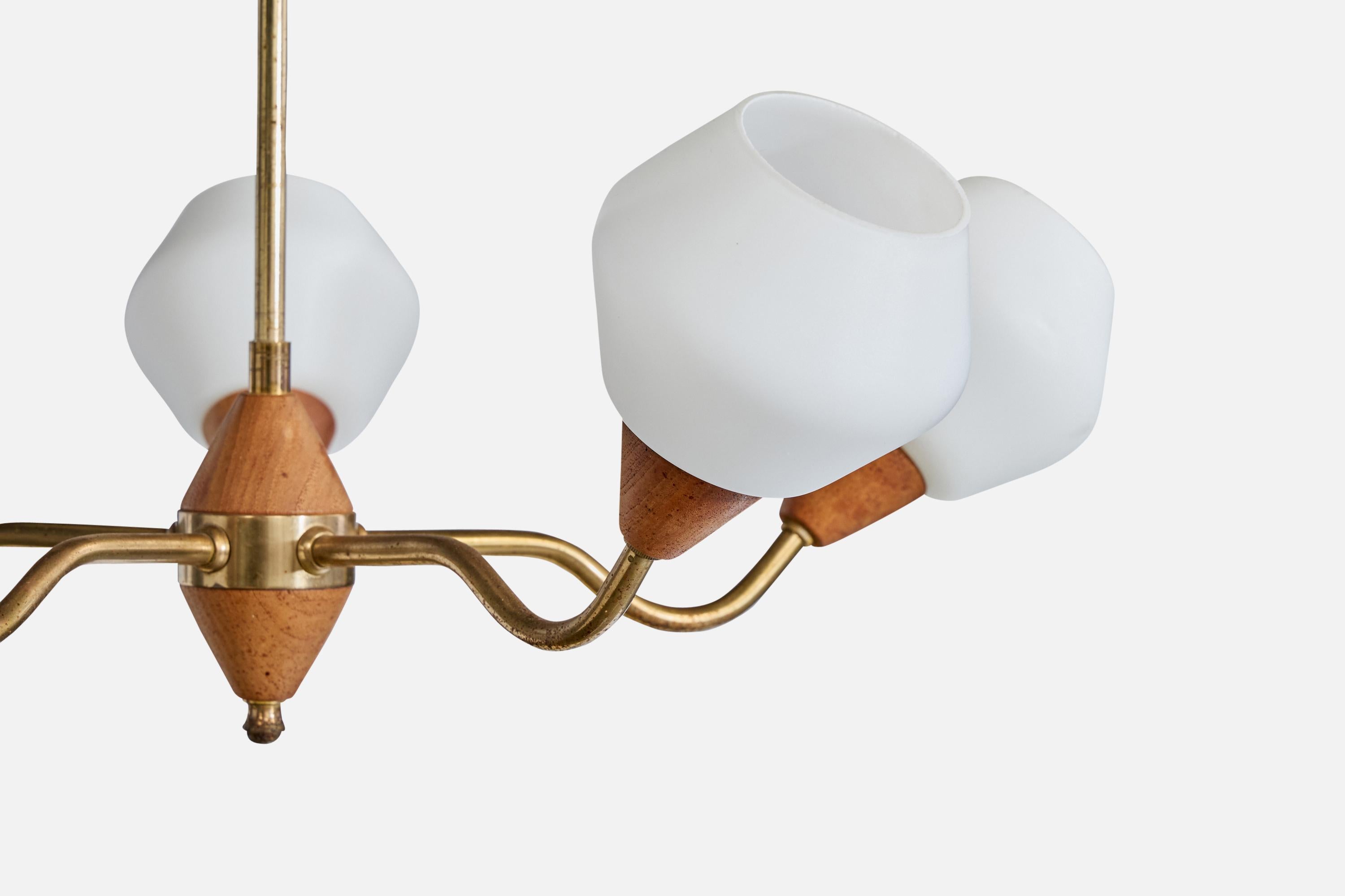 Milieu du XXe siècle Lustre de designer suédois, laiton, teck, verre, Suède, années 1950 en vente