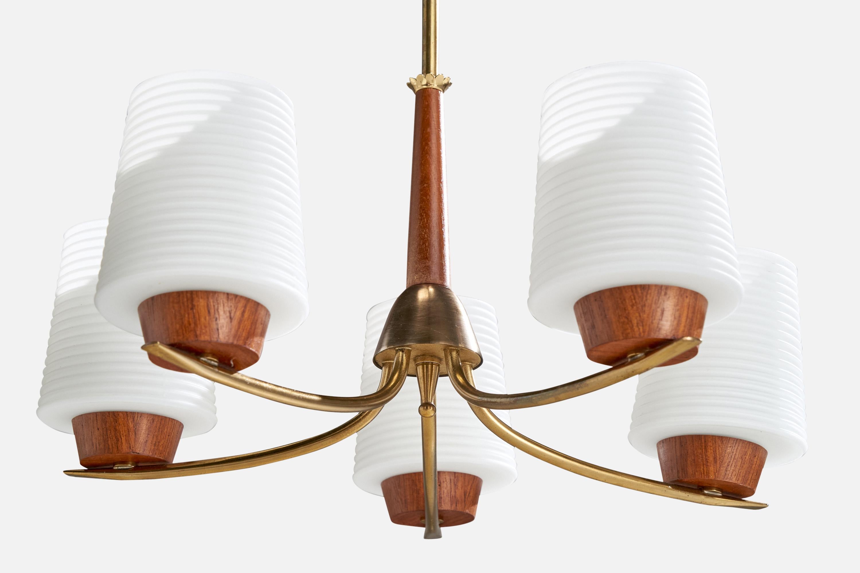Laiton Lustre de designer suédois, laiton, teck, verre, Suède, années 1950 en vente
