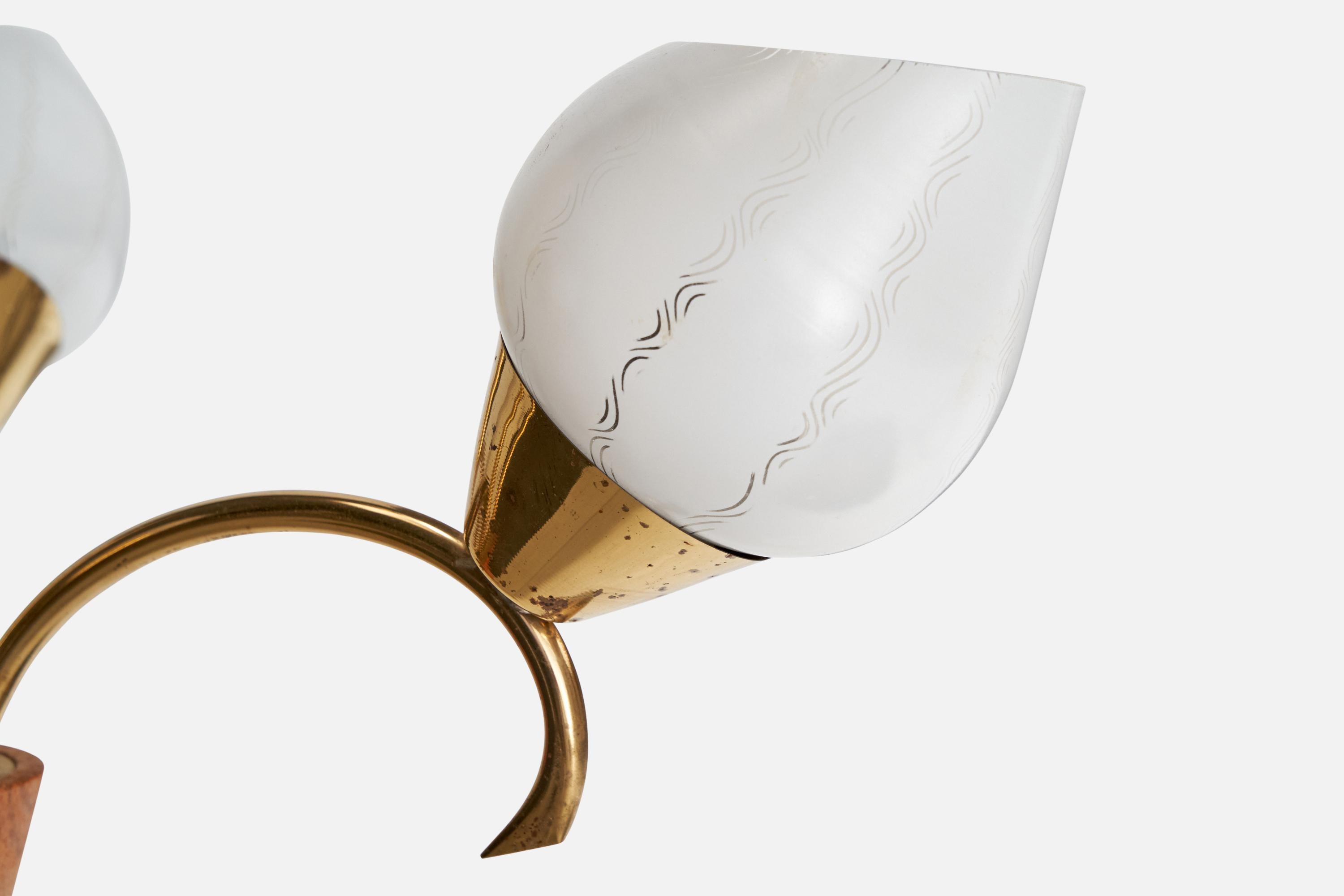 Lustre de designer suédois, laiton, teck, verre, Suède, années 1950 en vente 1