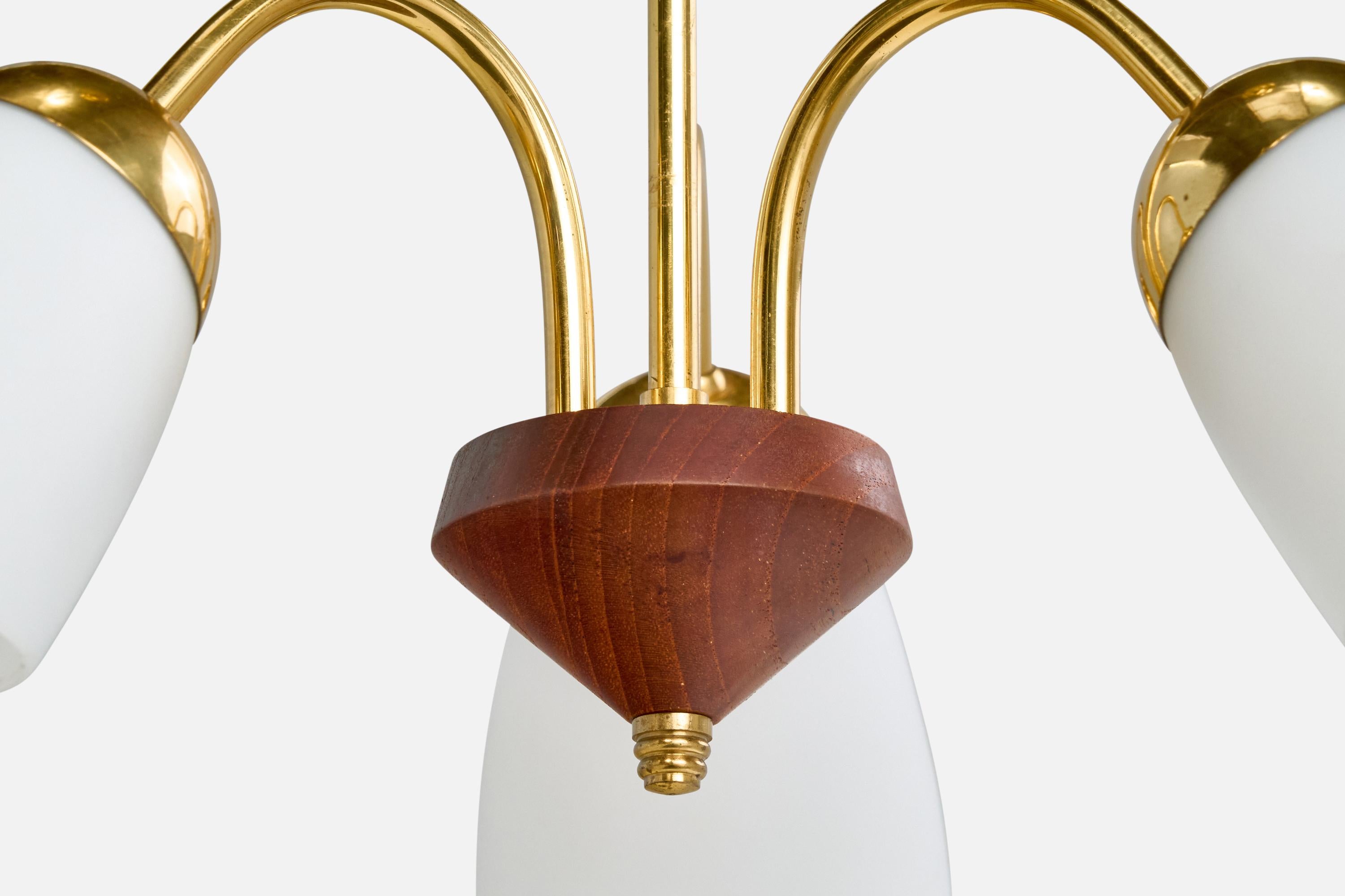 Laiton Lustre de designer suédois, laiton, teck, verre, Suède, années 1950 en vente