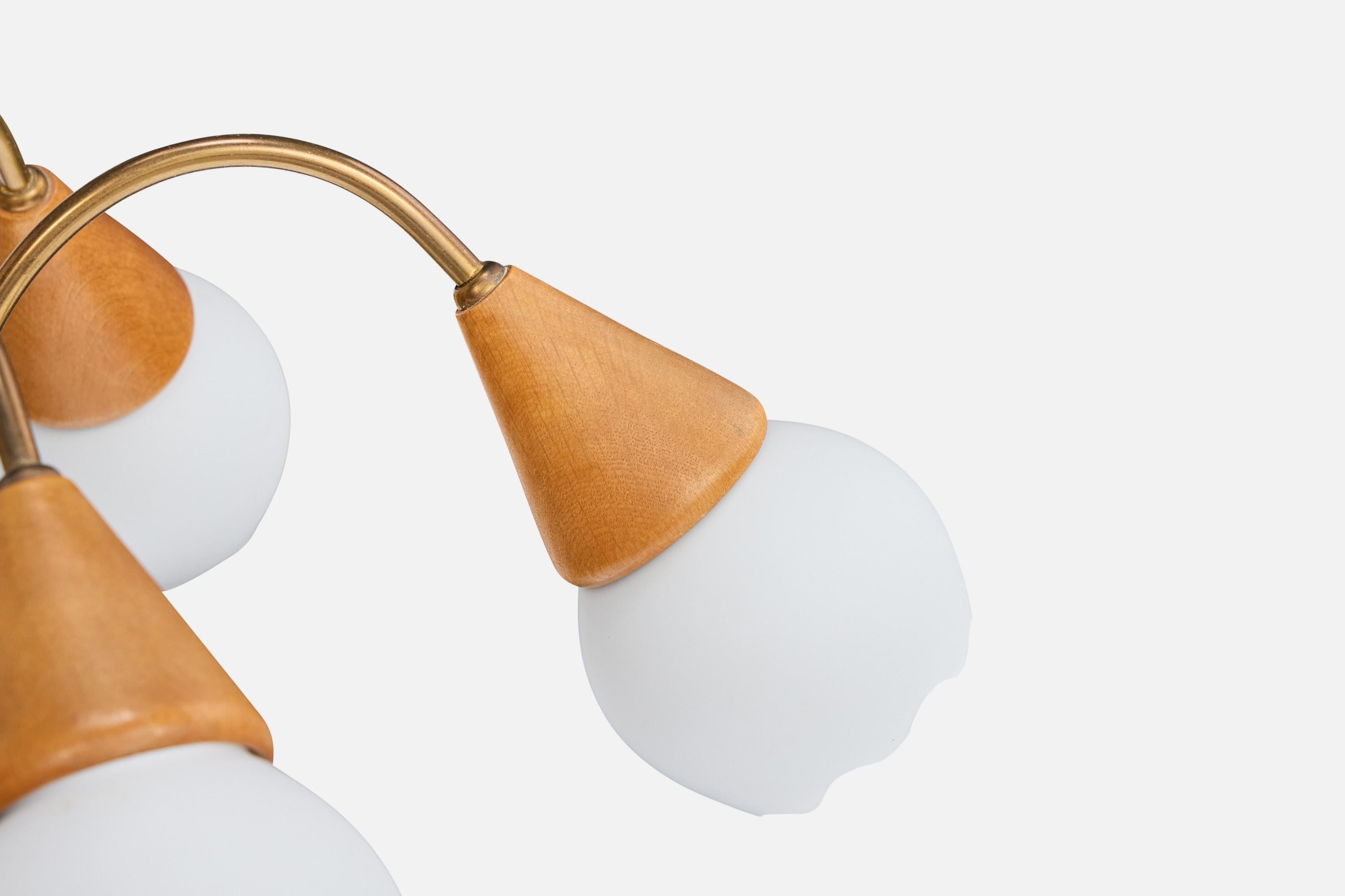 Laiton Lustre de designer suédois, laiton, teck, verre, Suède, années 1950 en vente