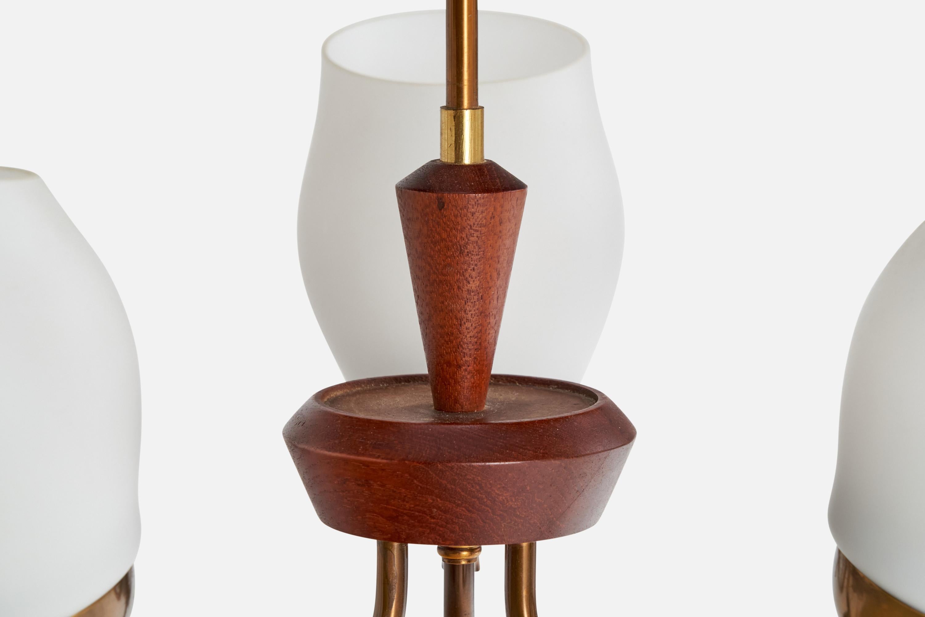 Lustre de designer suédois, laiton, teck, verre, Suède, années 1950 en vente 1