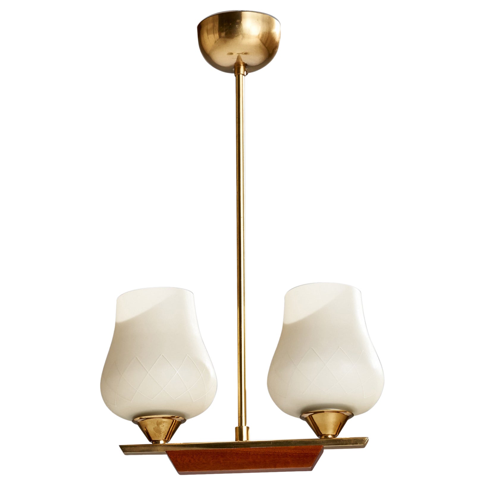 Lampadario di design svedese, ottone, teak, vetro, Svezia, anni '50