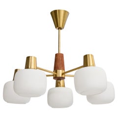 Lustre de designer suédois, laiton, teck, verre, Suède, années 1950