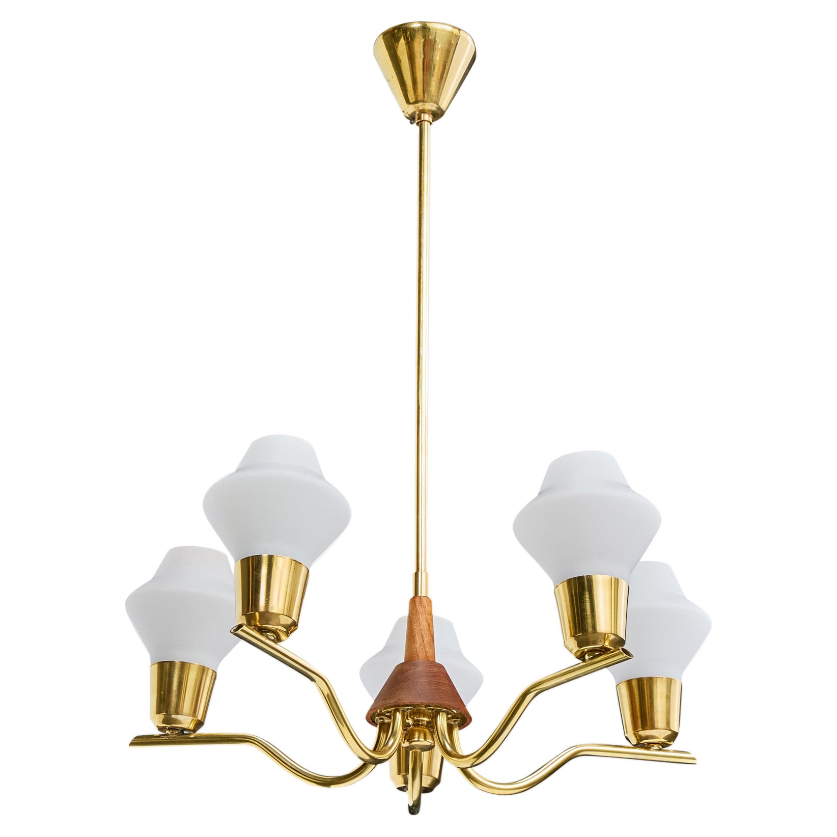 Lustre de designer suédois, laiton, teck, verre, Suède, années 1950