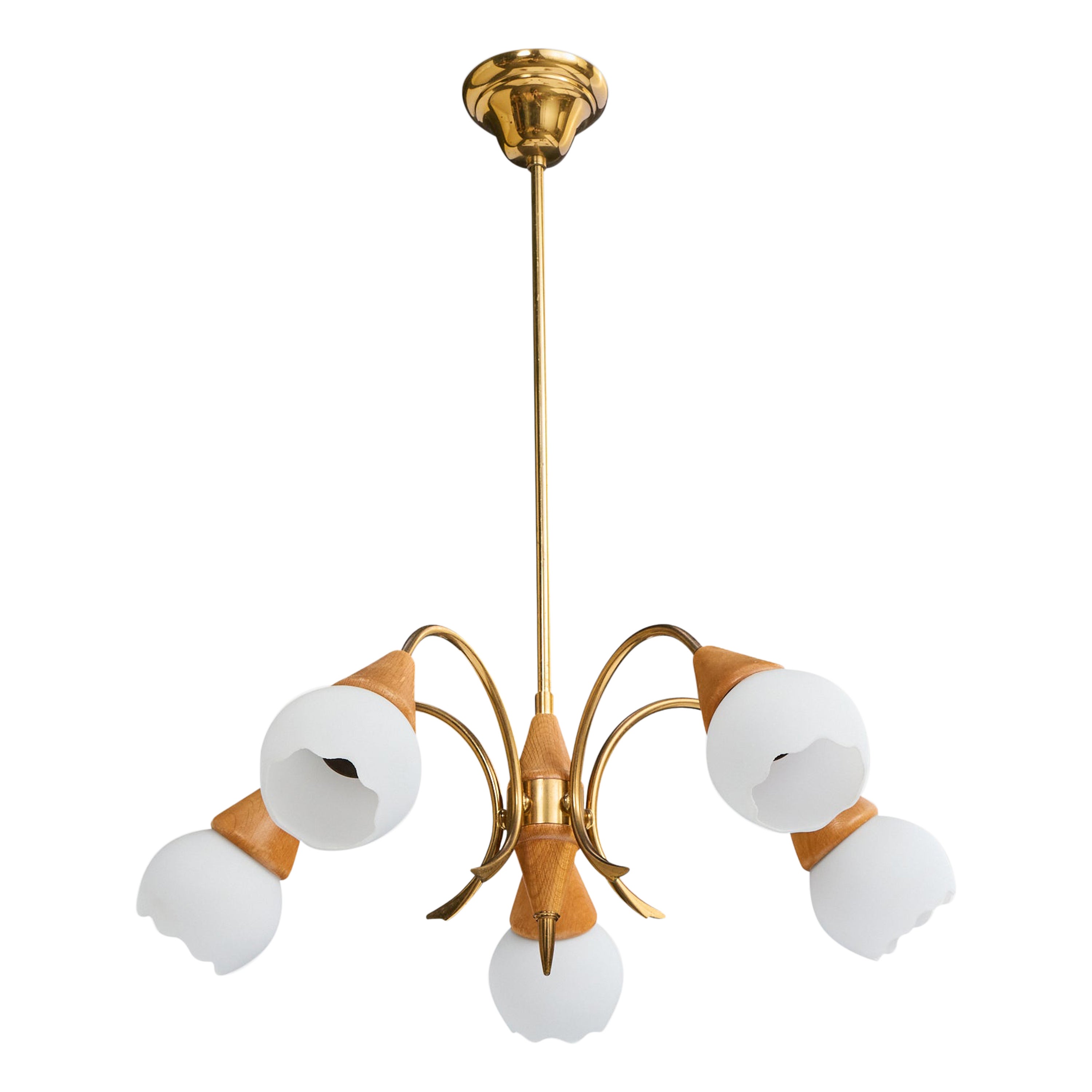 Lustre de designer suédois, laiton, teck, verre, Suède, années 1950