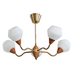 Lustre de designer suédois, laiton, teck, verre, Suède, années 1950