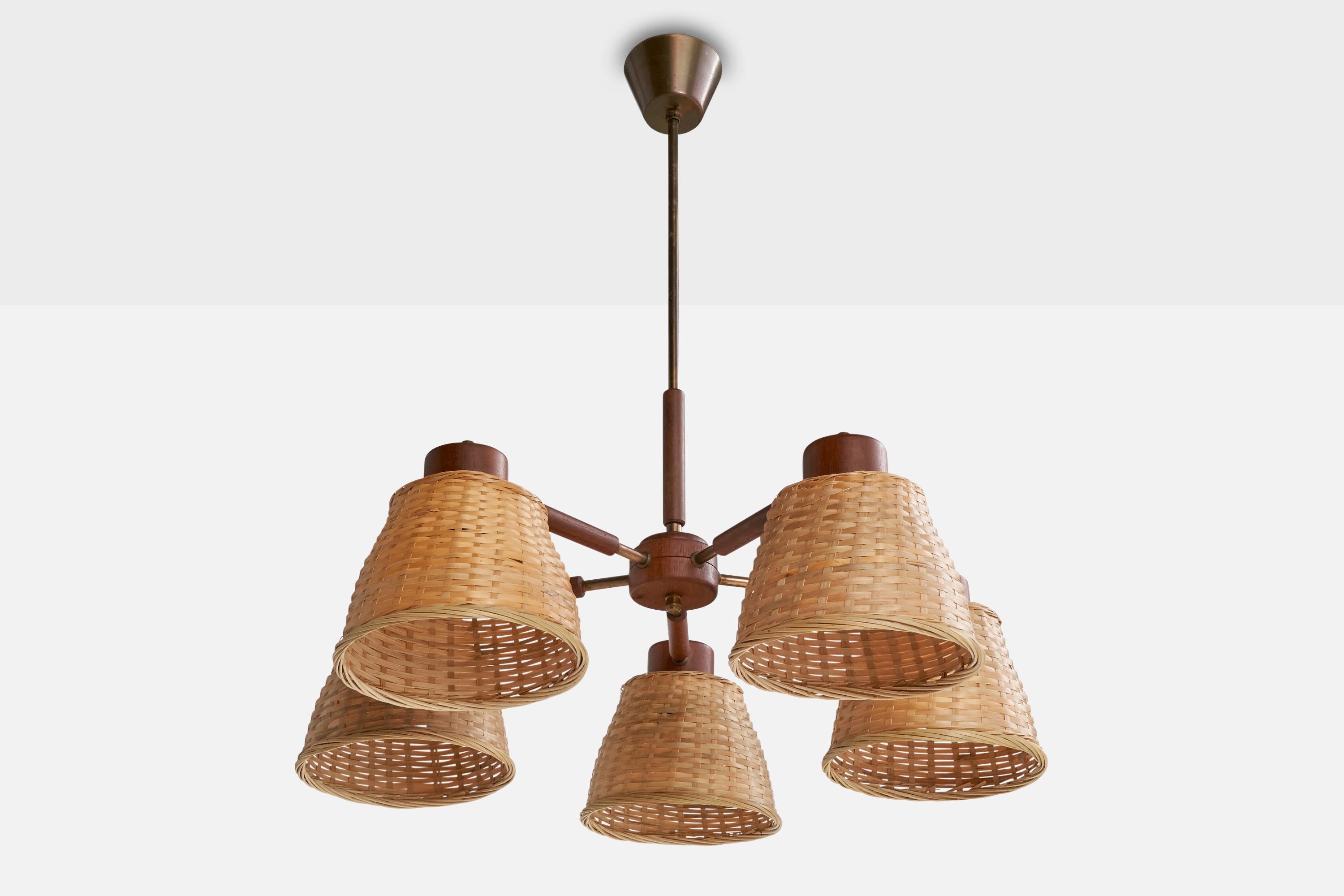 Lustre en laiton, teck et rotin conçu et produit en Suède, c.1950.

Dimensions globales (pouces) : 26.5