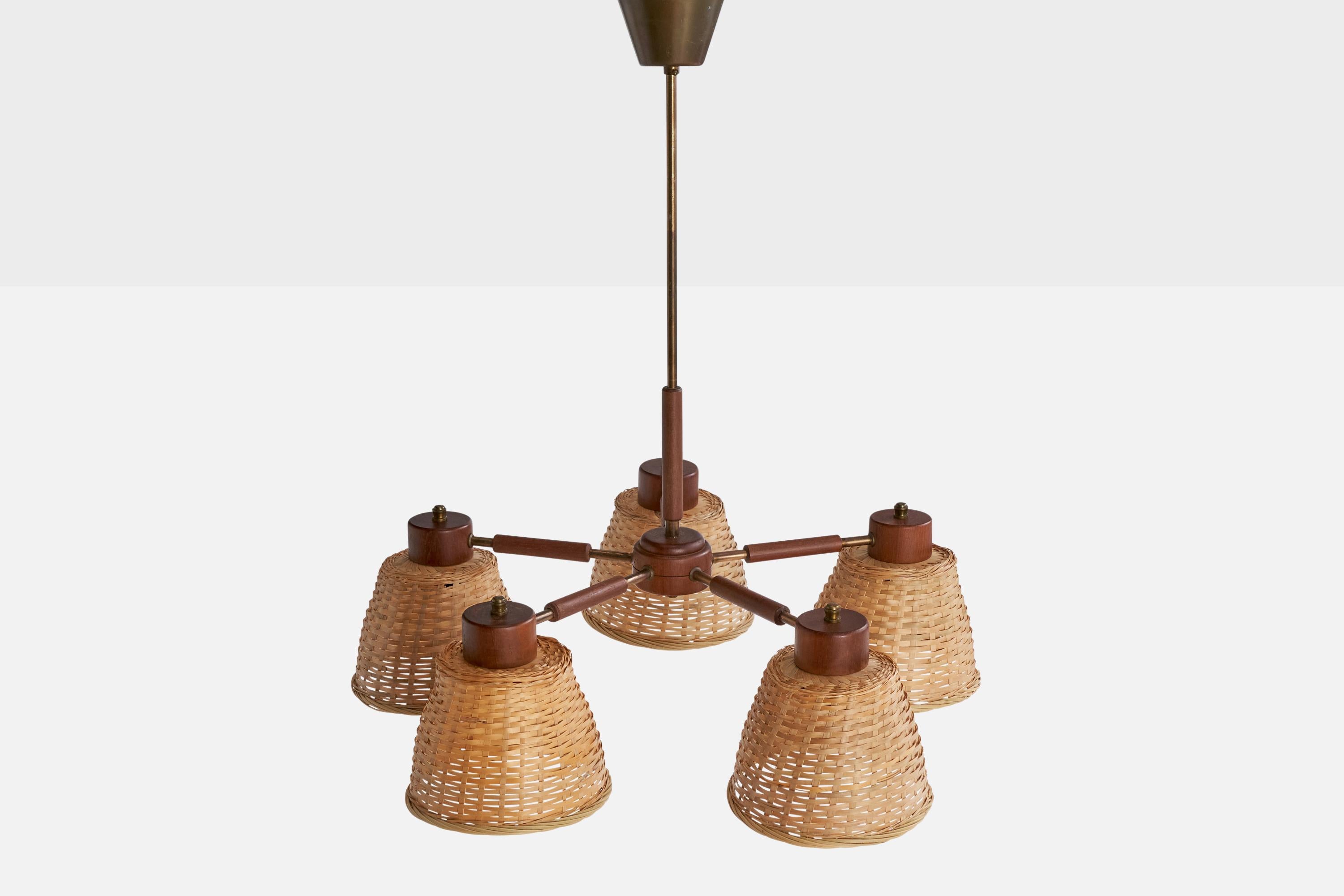 Suédois Designer suédois, lustre, laiton, teck, rotin, années 1950 en vente