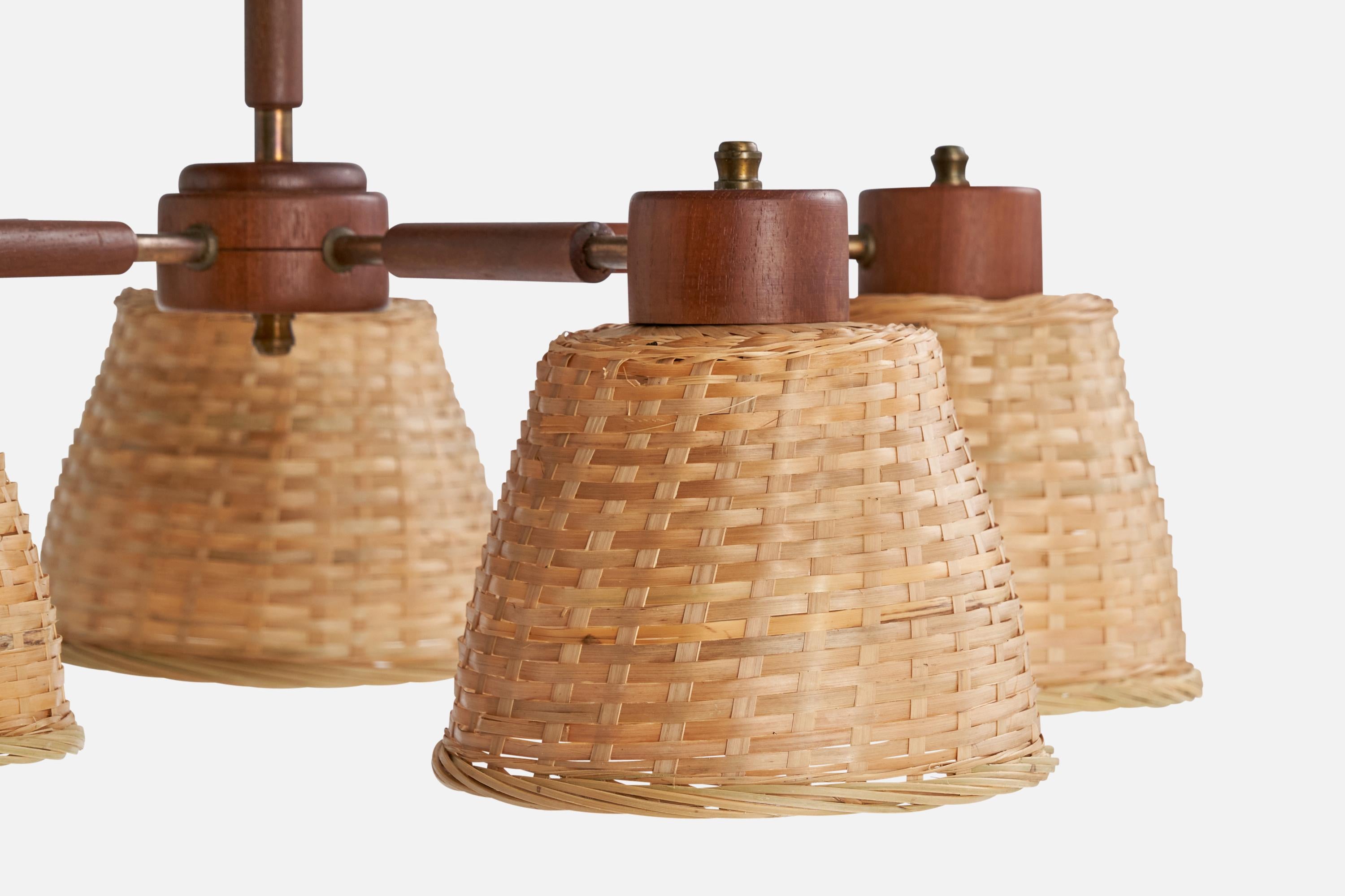 Milieu du XXe siècle Designer suédois, lustre, laiton, teck, rotin, années 1950 en vente