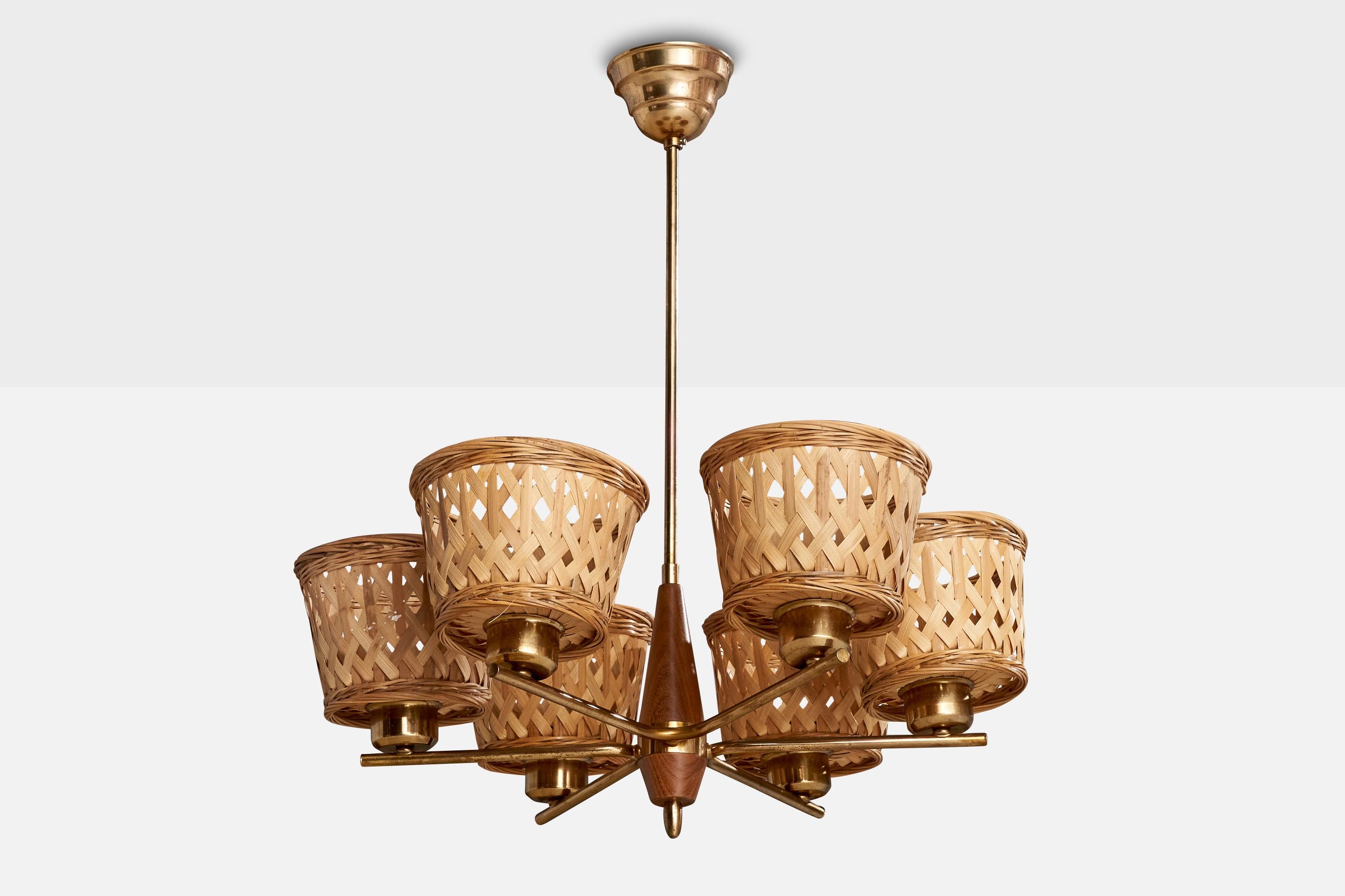 Lustre en laiton, teck et rotin conçu et produit en Suède, c.1950.

Dimensions globales (pouces) : 24