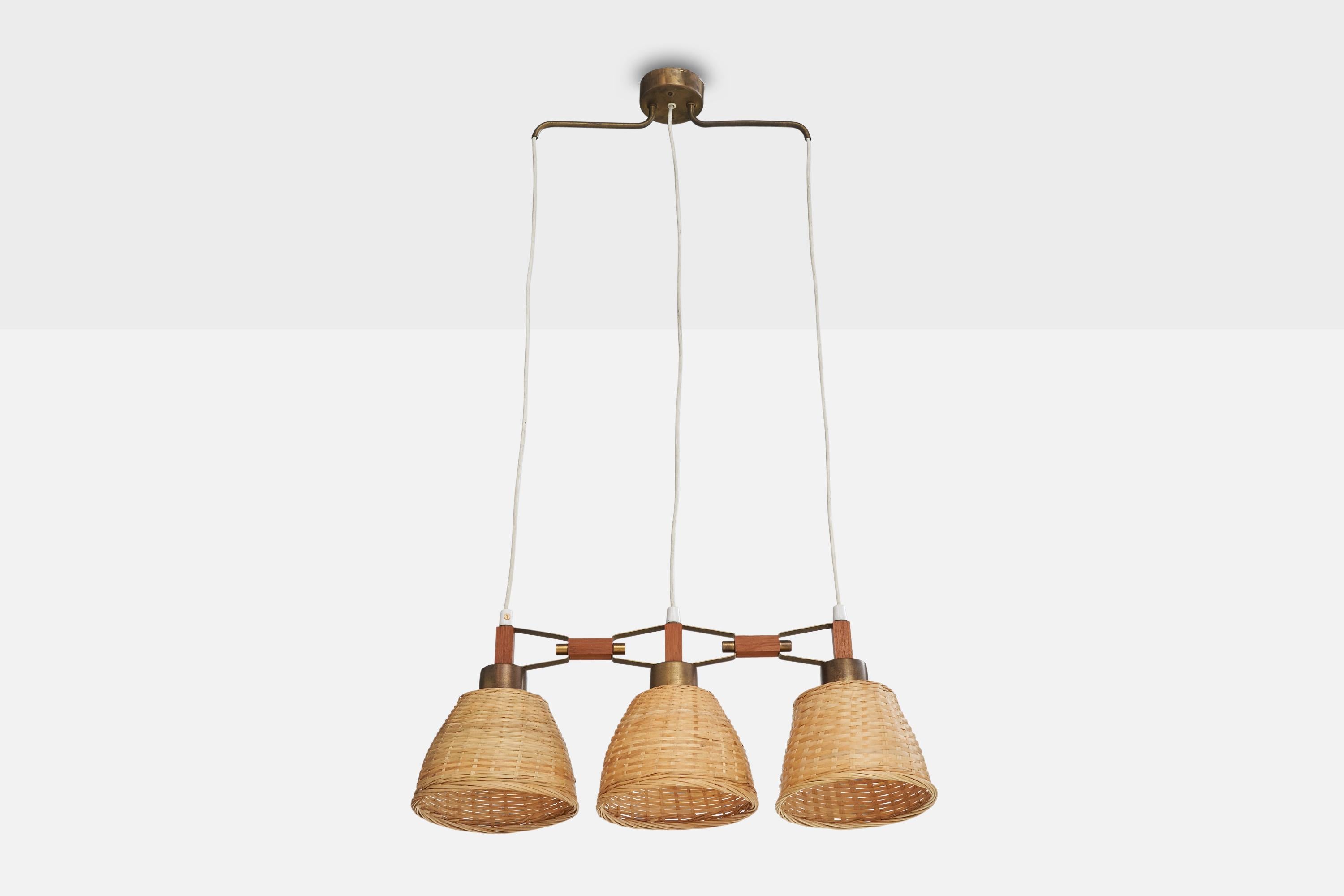Lustre en laiton, teck et rotin conçu et produit en Suède, c.1950.

Dimensions globales (pouces) : 41