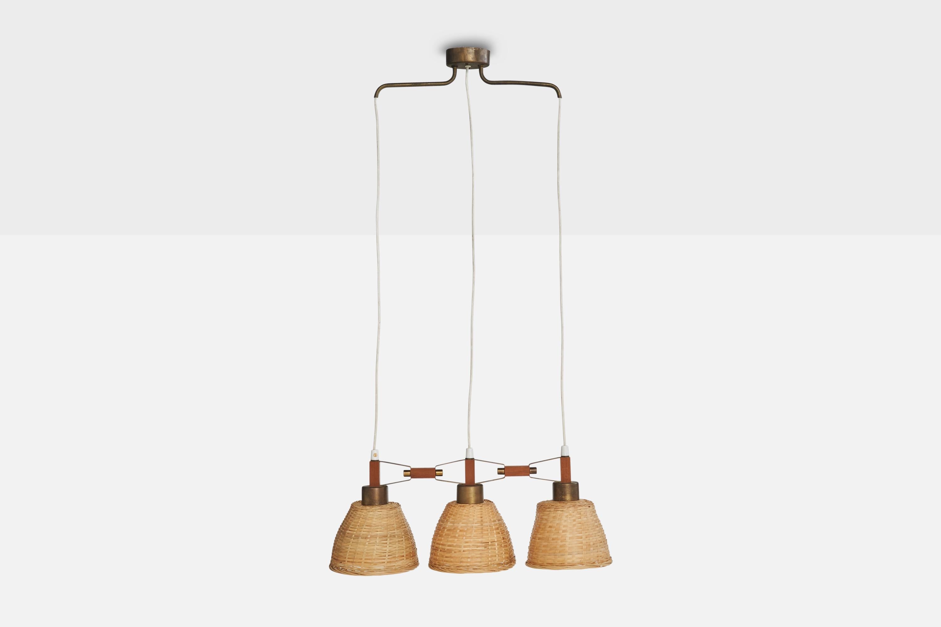 Scandinave moderne Designer suédois, lustre, laiton, teck, rotin, Suède, années 1950 en vente