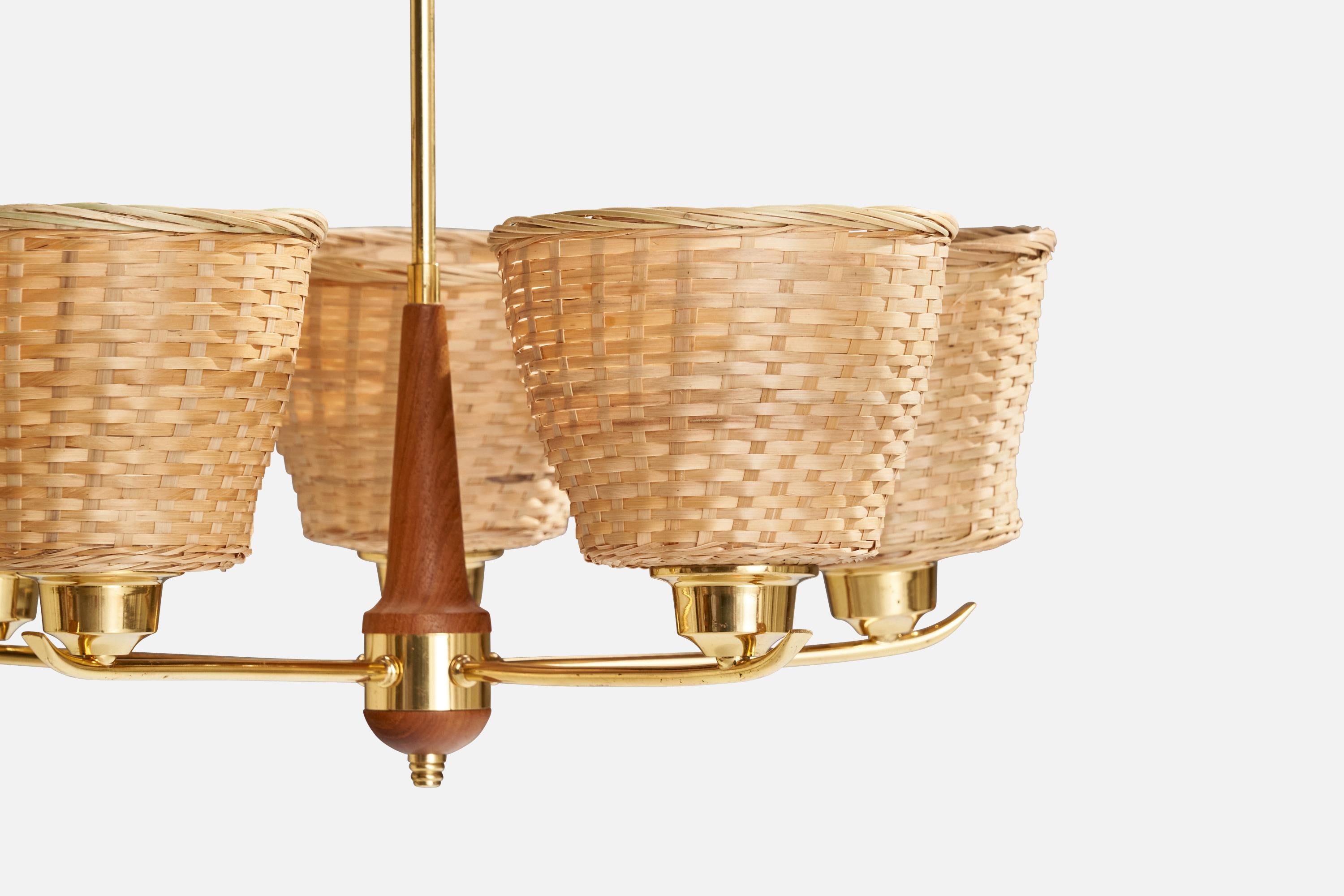 Suédois Designer suédois, lustre, laiton, teck, rotin, Suède, années 1950 en vente