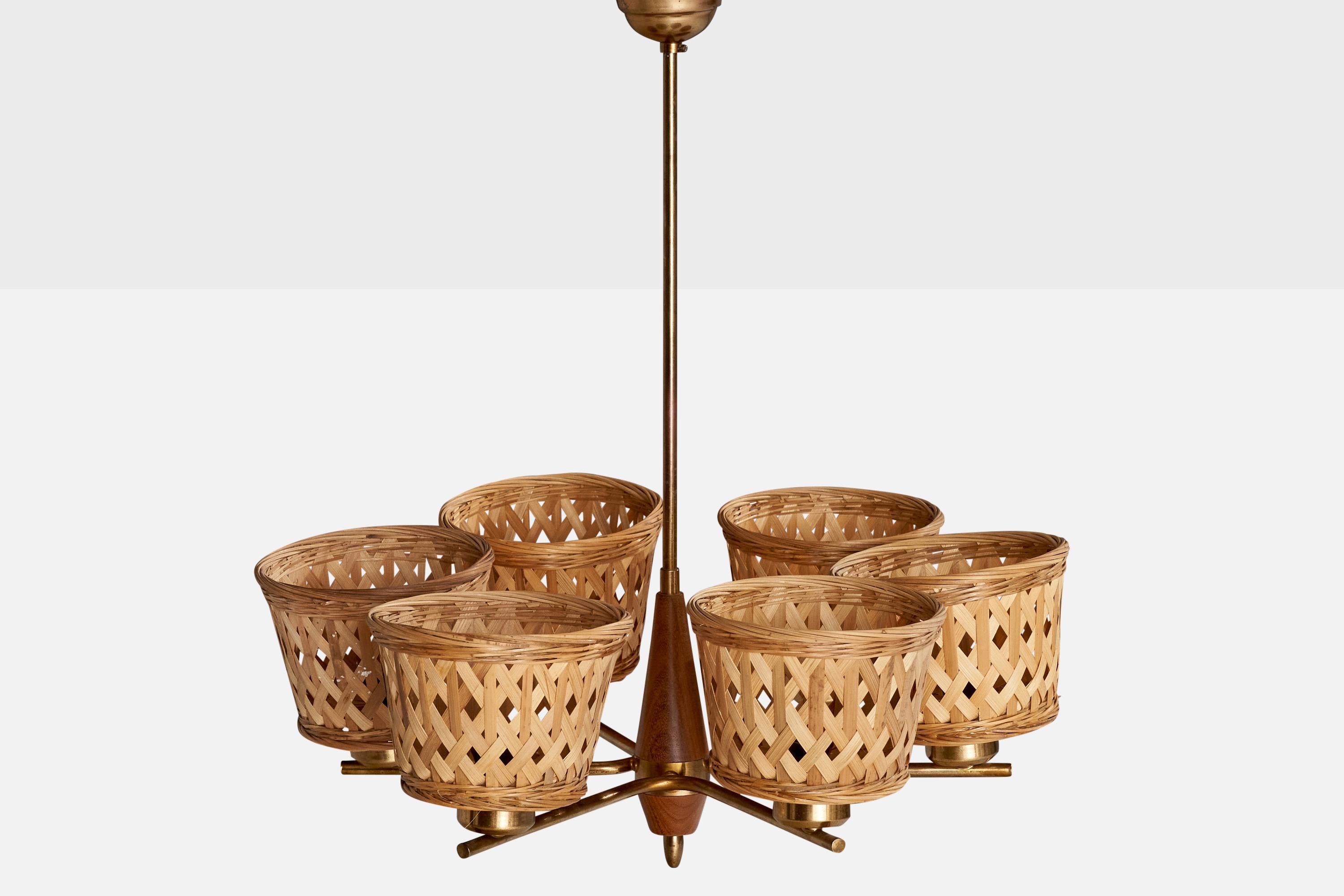 Suédois Designer suédois, lustre, laiton, teck, rotin, Suède, années 1950 en vente