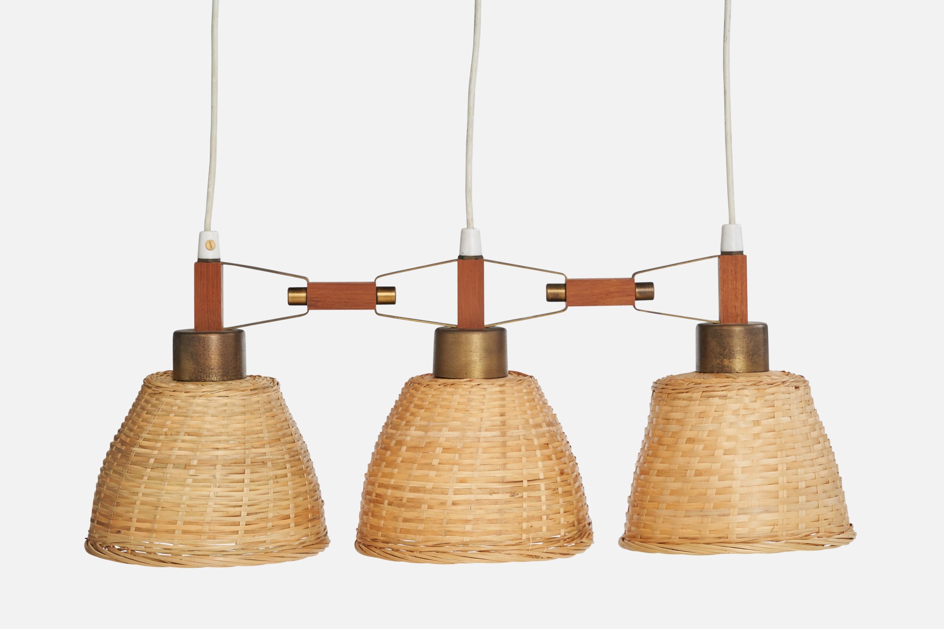 Suédois Designer suédois, lustre, laiton, teck, rotin, Suède, années 1950 en vente