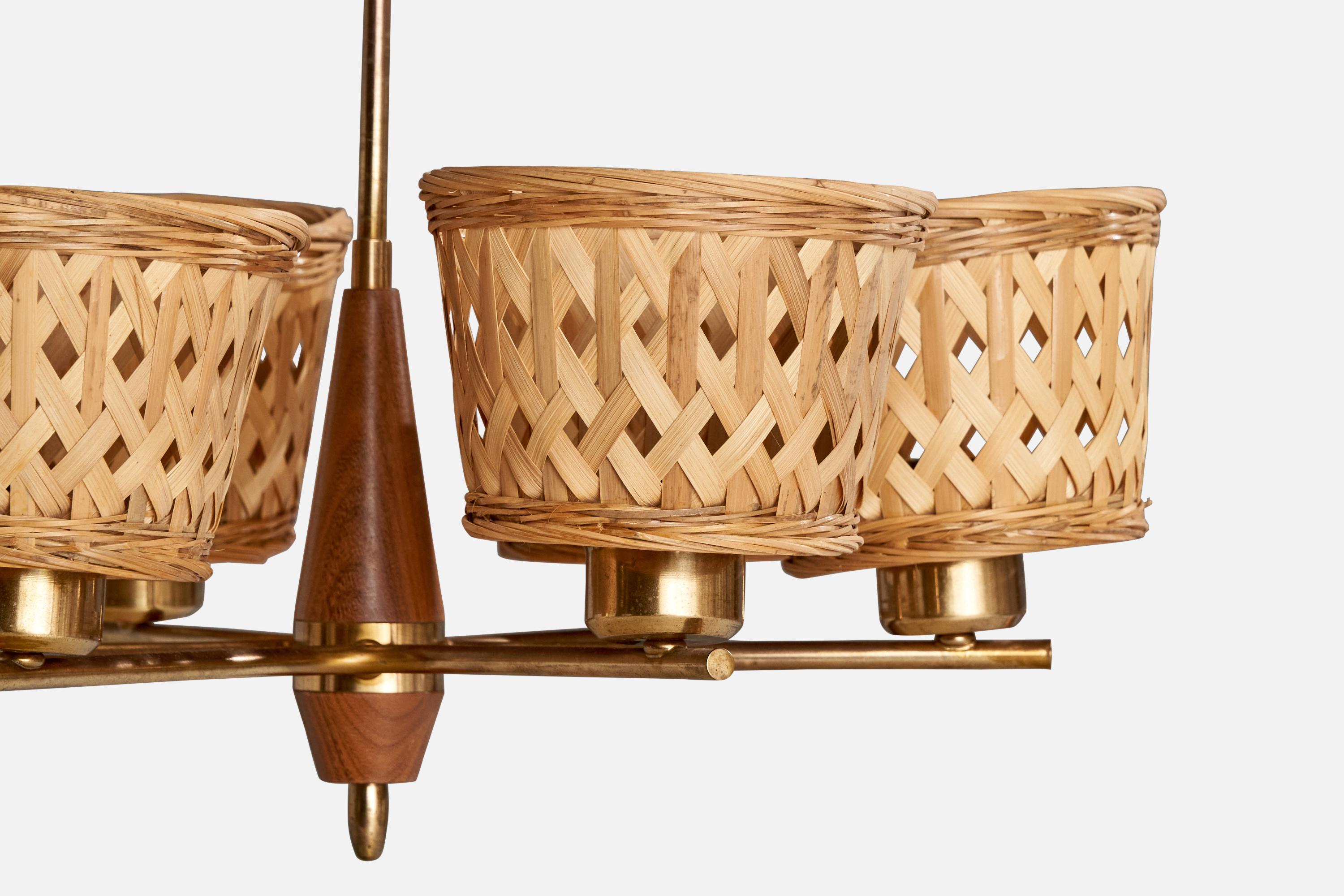 Designer suédois, lustre, laiton, teck, rotin, Suède, années 1950 Bon état - En vente à High Point, NC