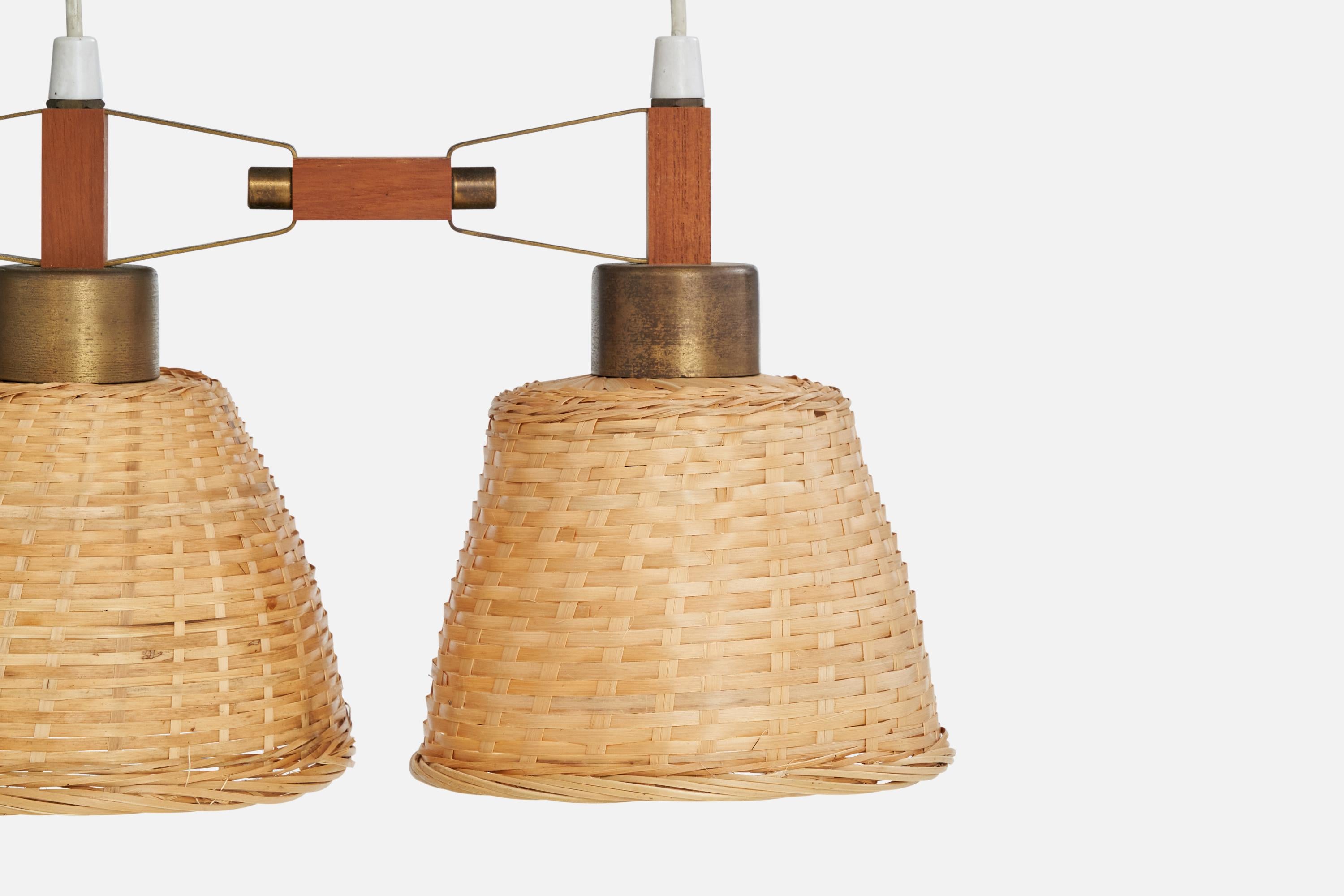 Designer suédois, lustre, laiton, teck, rotin, Suède, années 1950 Bon état - En vente à High Point, NC