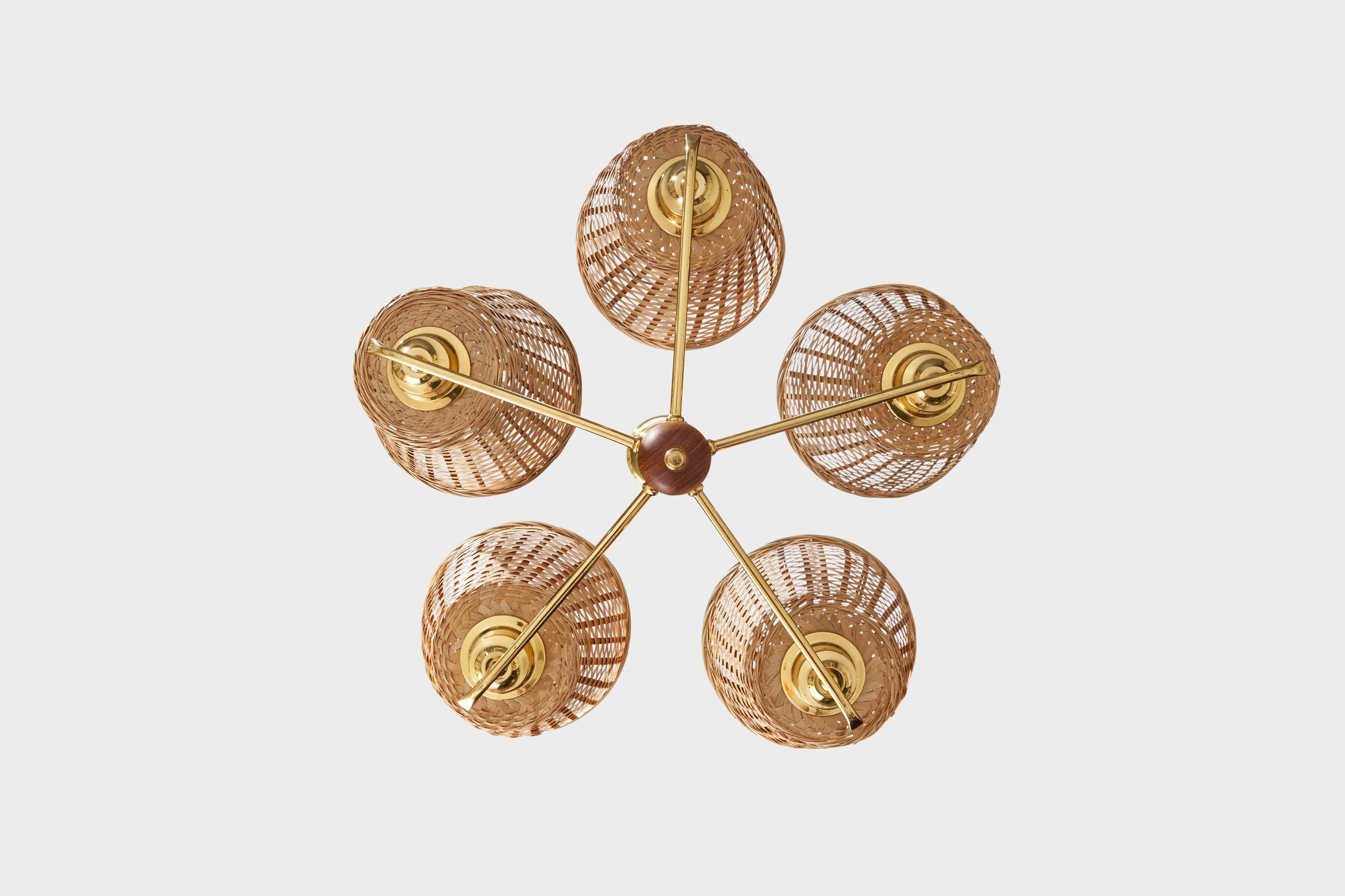 Milieu du XXe siècle Designer suédois, lustre, laiton, teck, rotin, Suède, années 1950 en vente