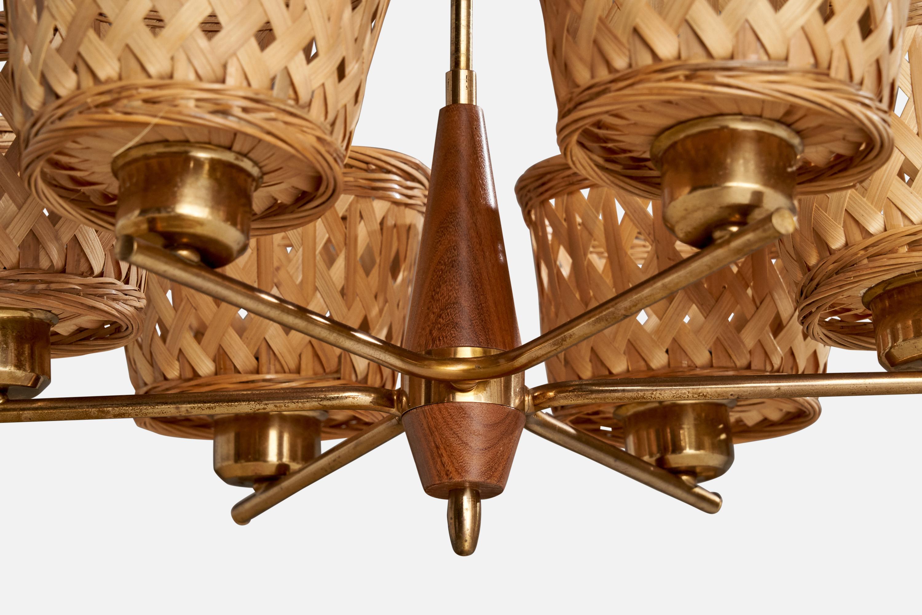 Milieu du XXe siècle Designer suédois, lustre, laiton, teck, rotin, Suède, années 1950 en vente