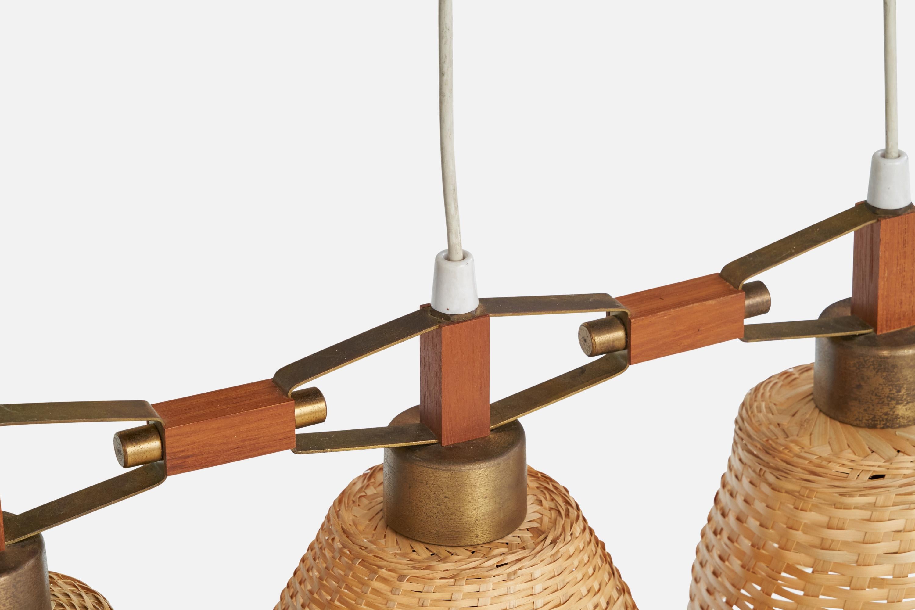Milieu du XXe siècle Designer suédois, lustre, laiton, teck, rotin, Suède, années 1950 en vente