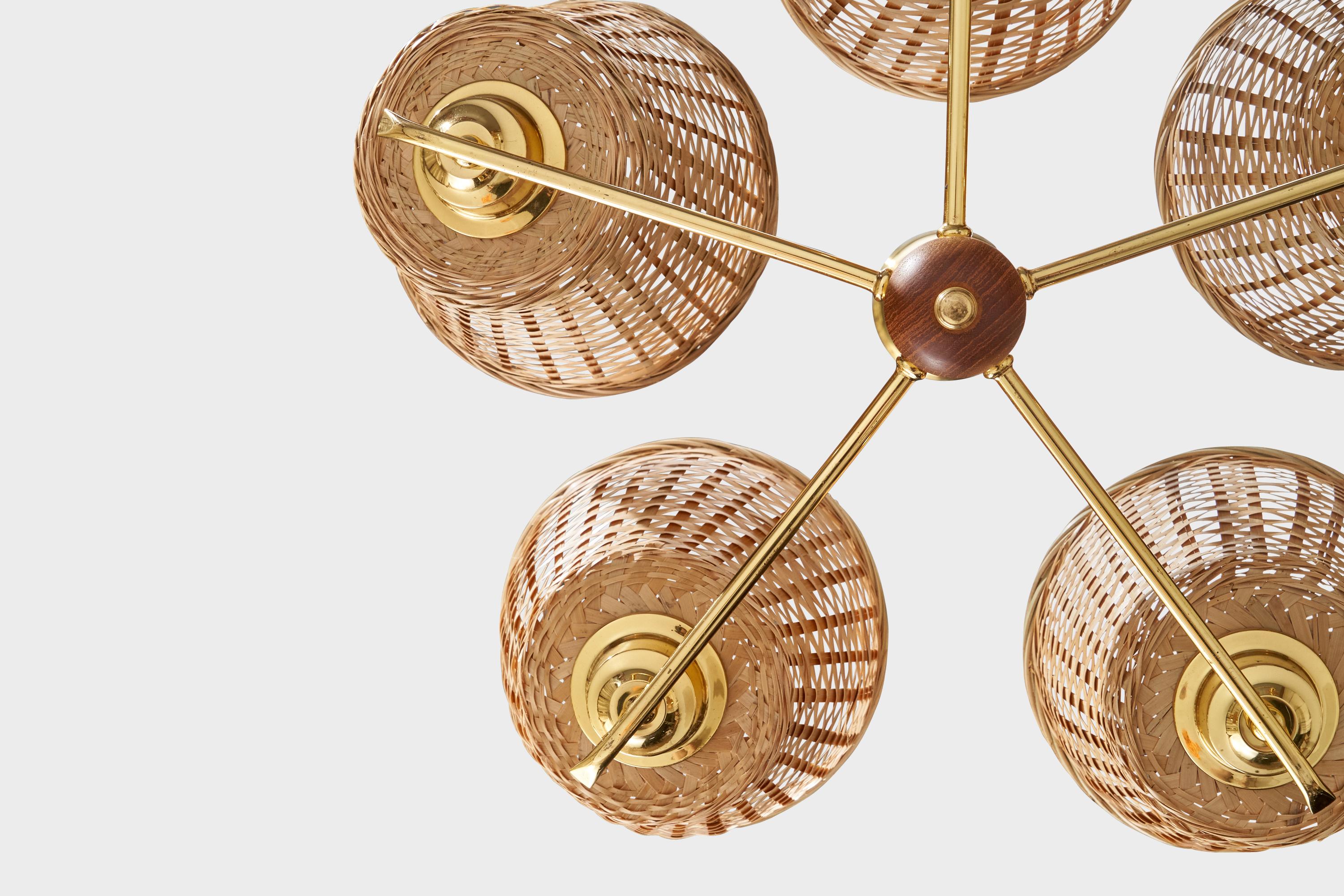 Laiton Designer suédois, lustre, laiton, teck, rotin, Suède, années 1950 en vente