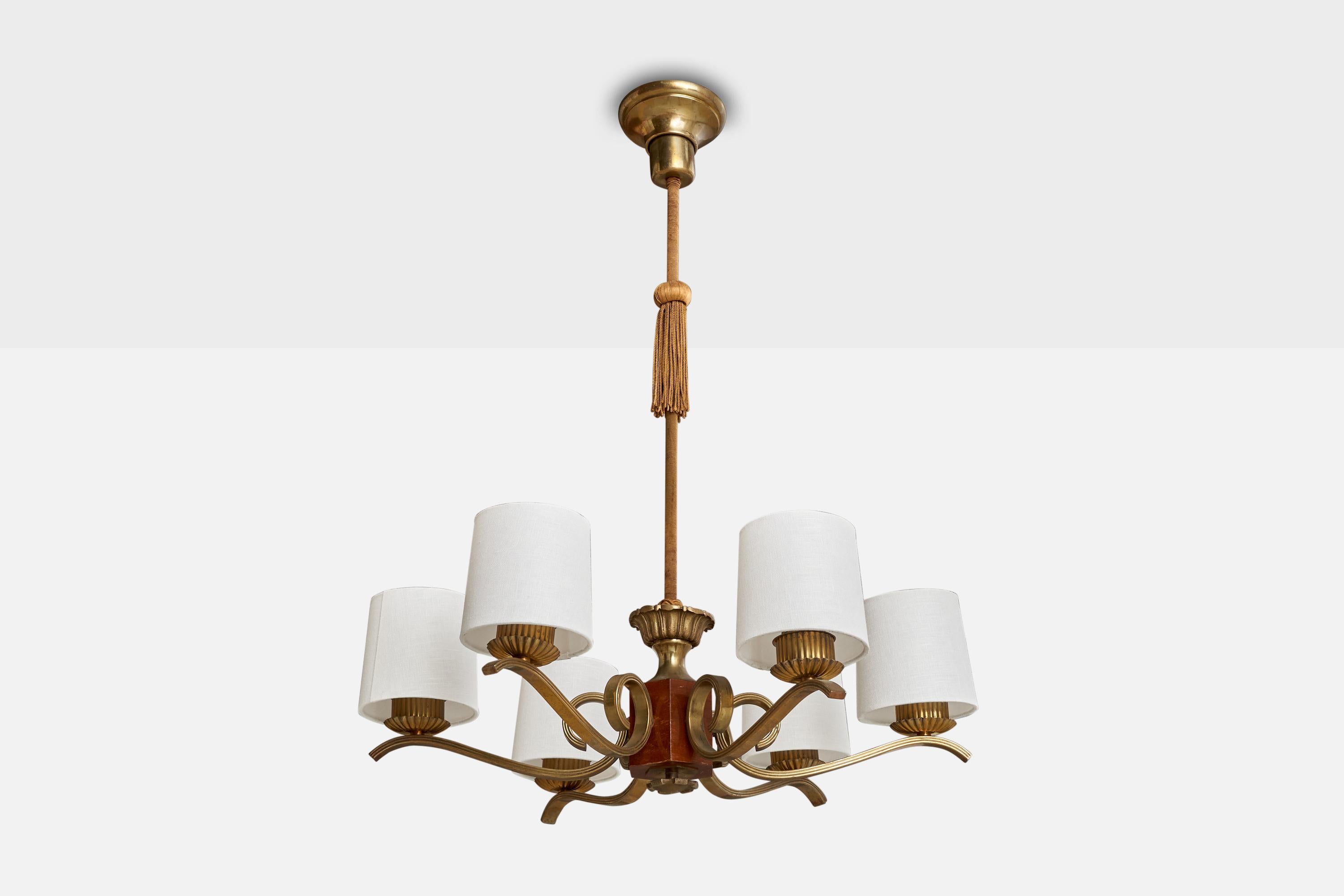 Lustre en laiton, bois, tissu blanc et tissu à cordes jaune, conçu et produit en Suède, vers les années 1930.

Dimensions de l'auvent (pouces) : 4.75